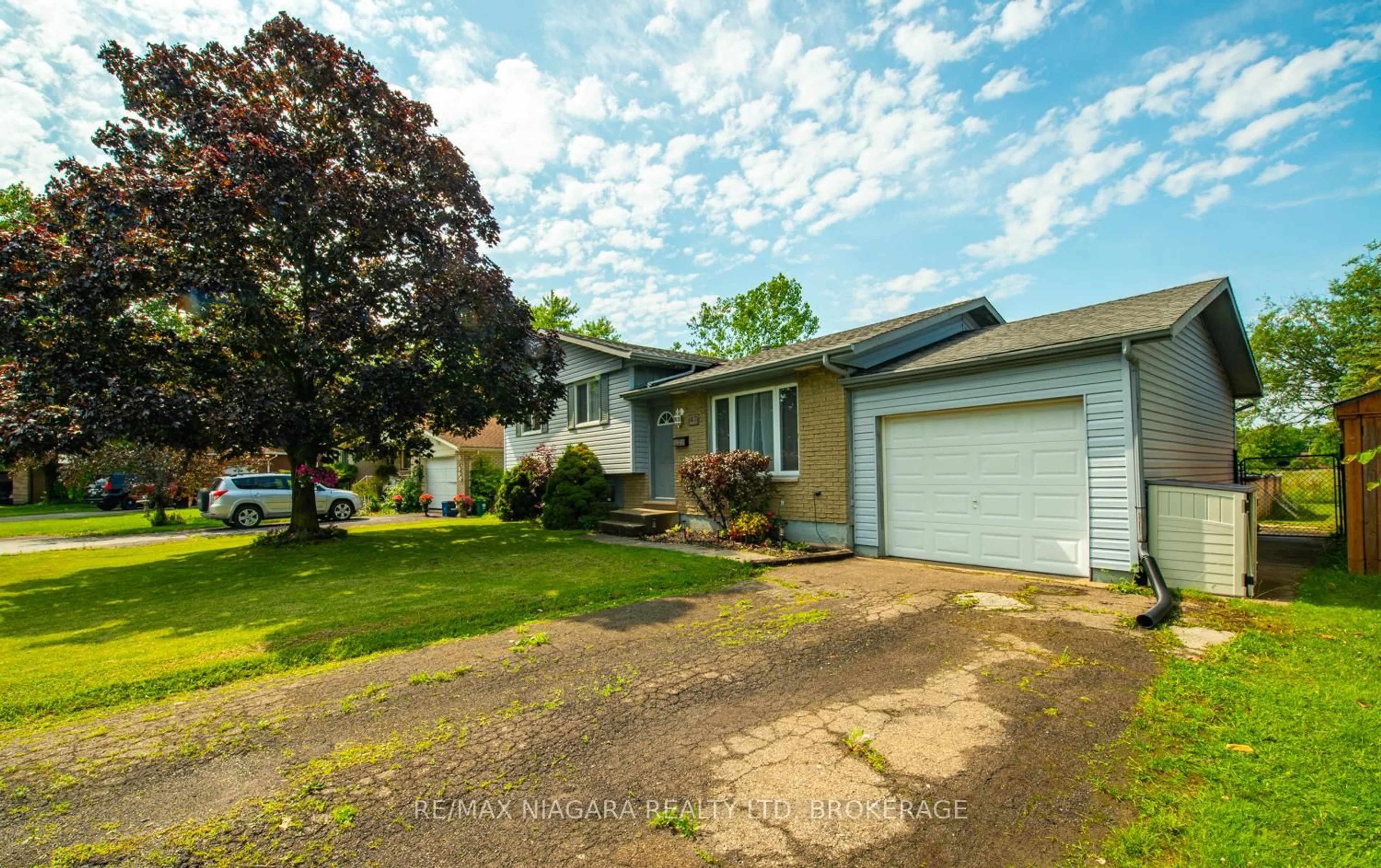 A pic from outside/outdoor area/front of a property/back of a property/a pic from drone, street for 47 Elmvale Cres, Port Colborne Ontario L3K 5X1