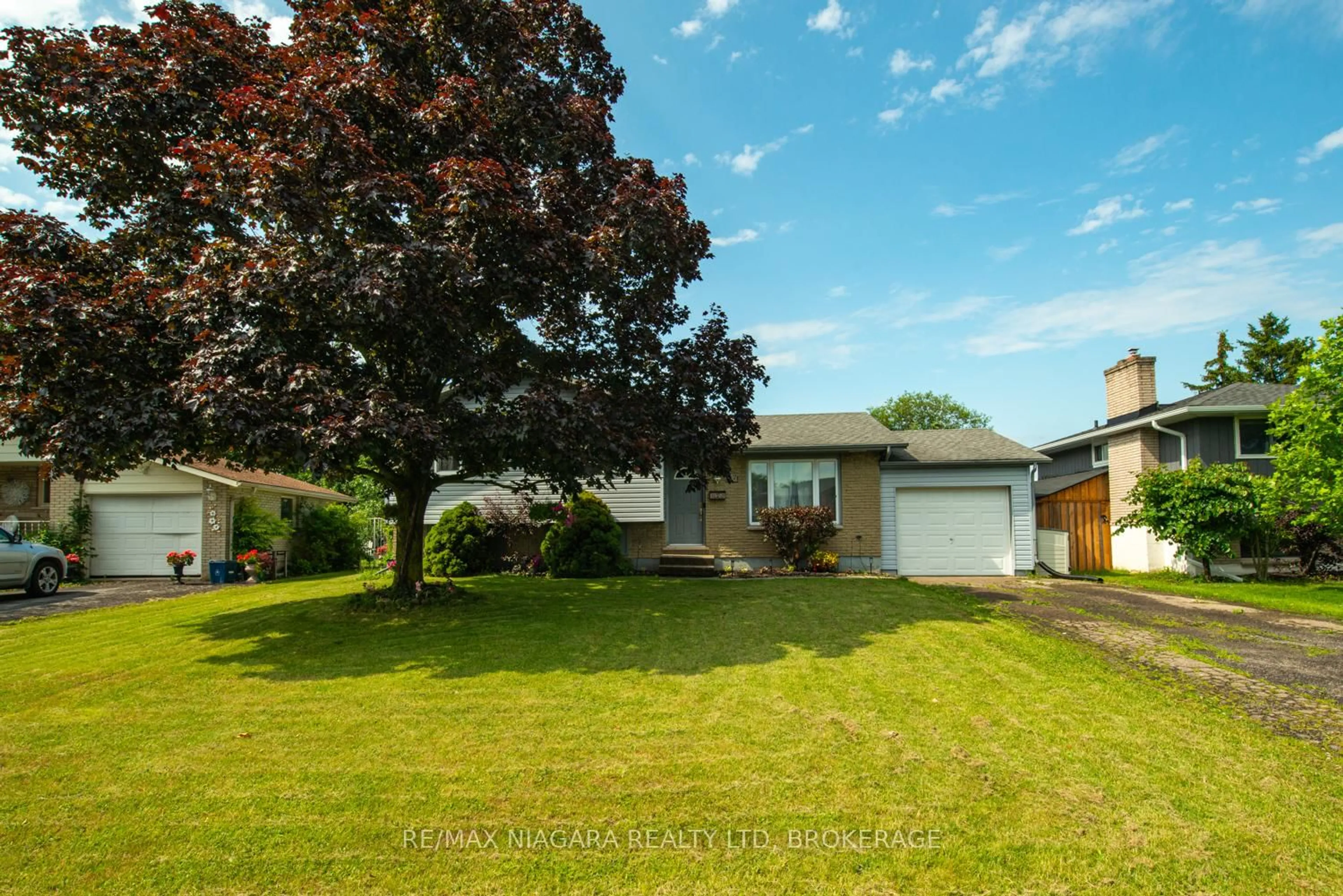 A pic from outside/outdoor area/front of a property/back of a property/a pic from drone, street for 47 Elmvale Cres, Port Colborne Ontario L3K 5X1