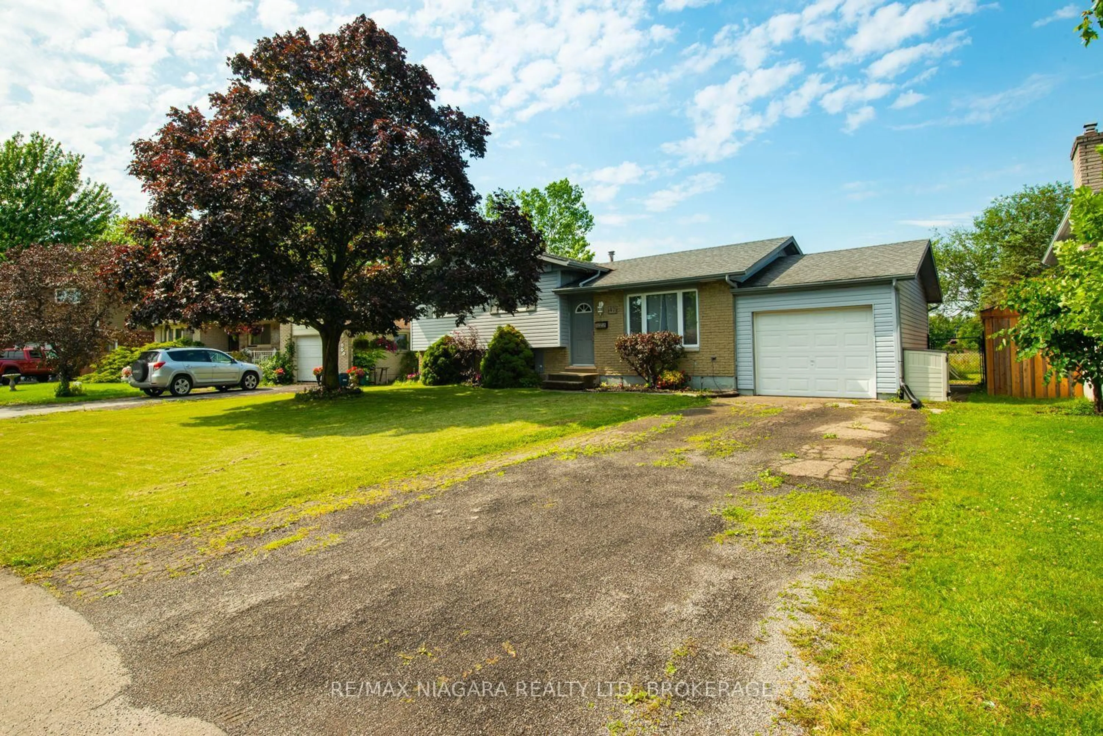 A pic from outside/outdoor area/front of a property/back of a property/a pic from drone, street for 47 Elmvale Cres, Port Colborne Ontario L3K 5X1