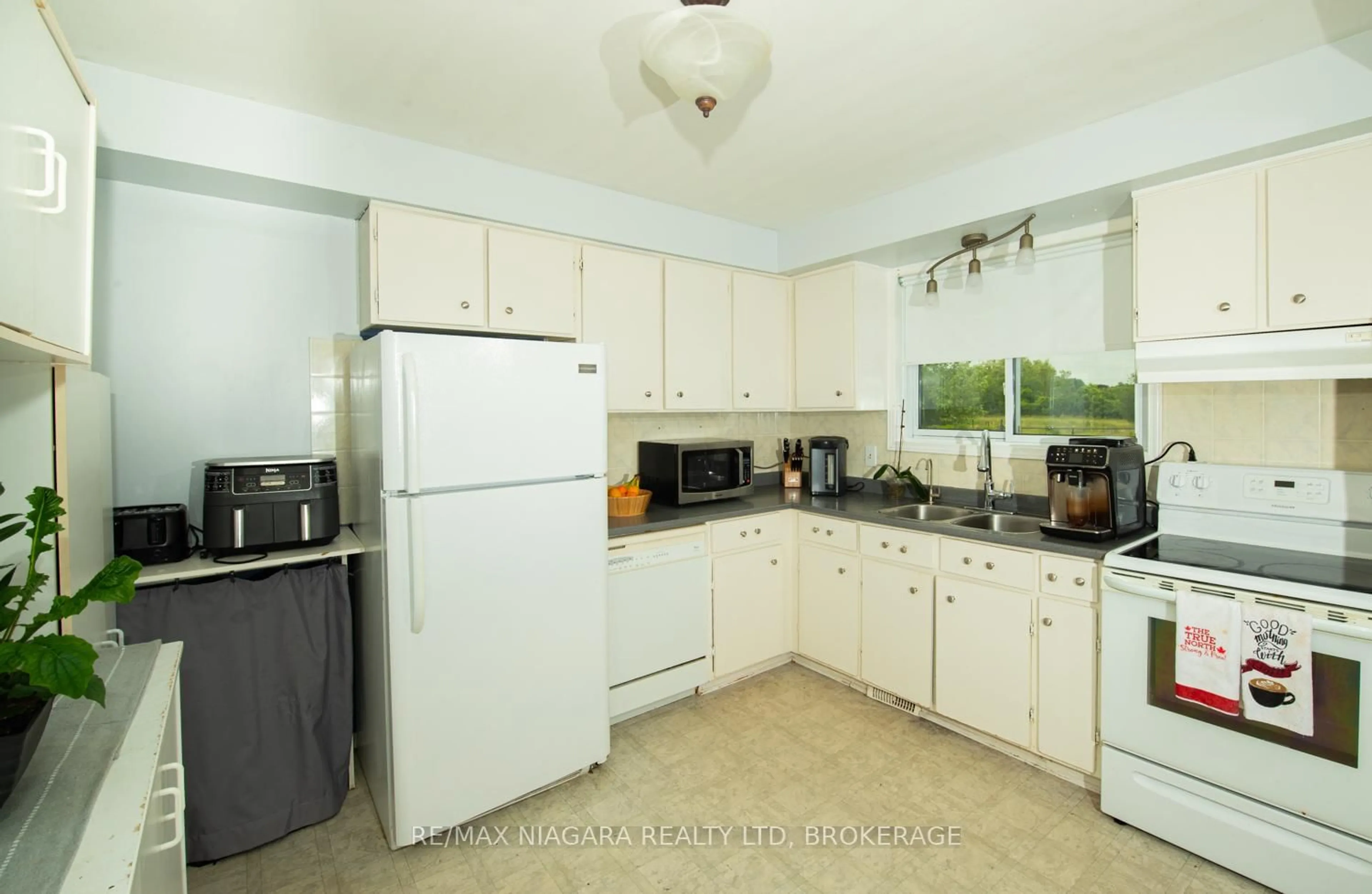 Standard kitchen, unknown for 47 Elmvale Cres, Port Colborne Ontario L3K 5X1