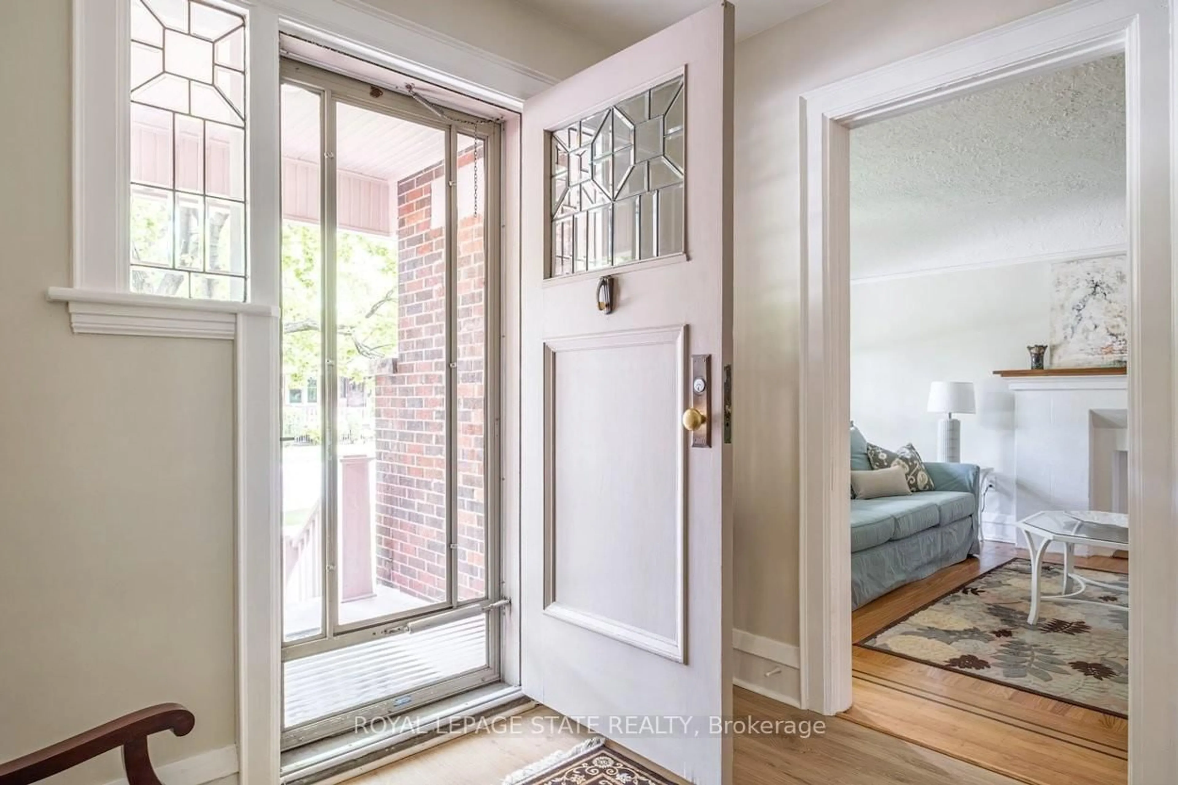 Indoor entryway for 11 Dromore Cres, Hamilton Ontario L8S 4A8