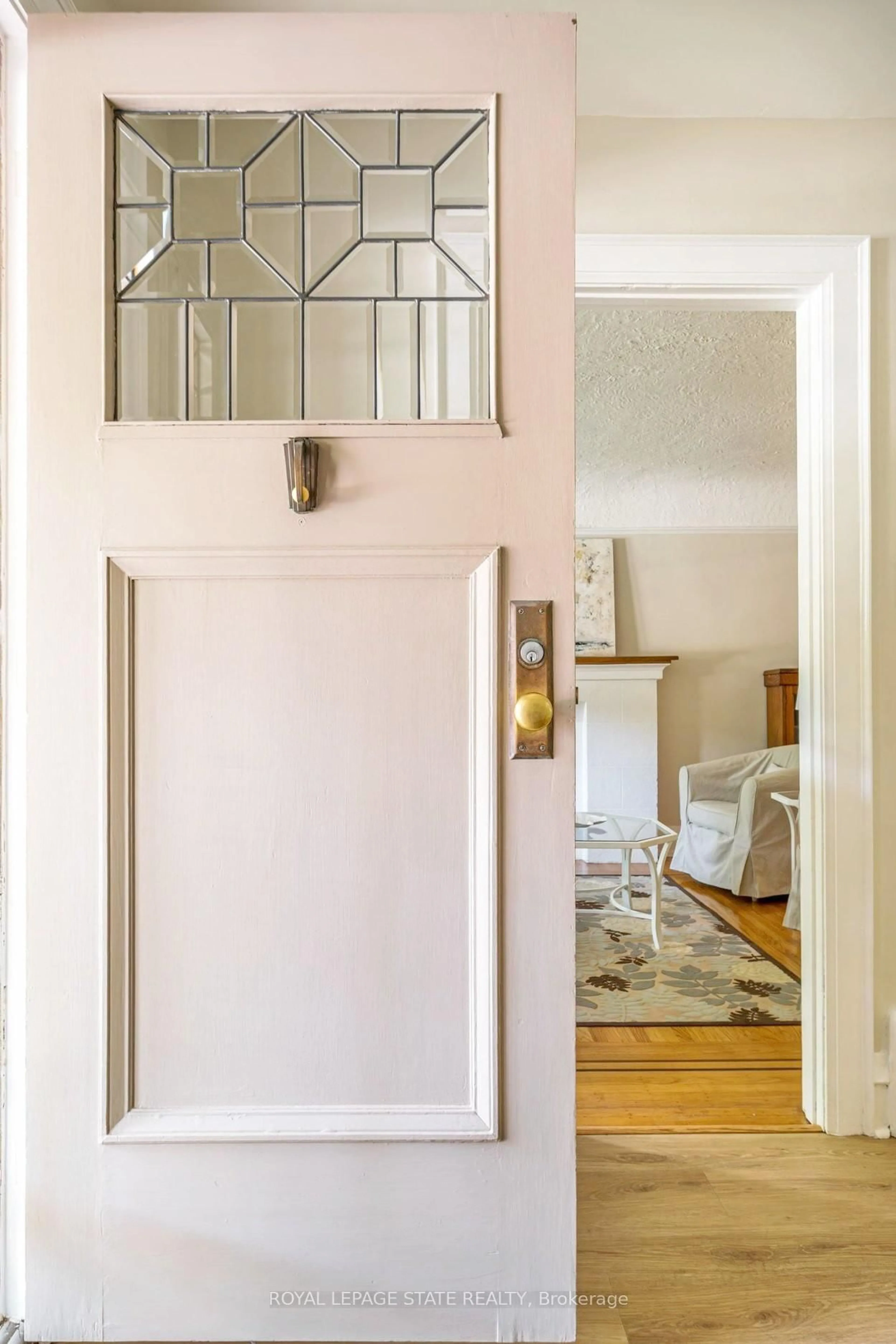 Indoor entryway for 11 Dromore Cres, Hamilton Ontario L8S 4A8