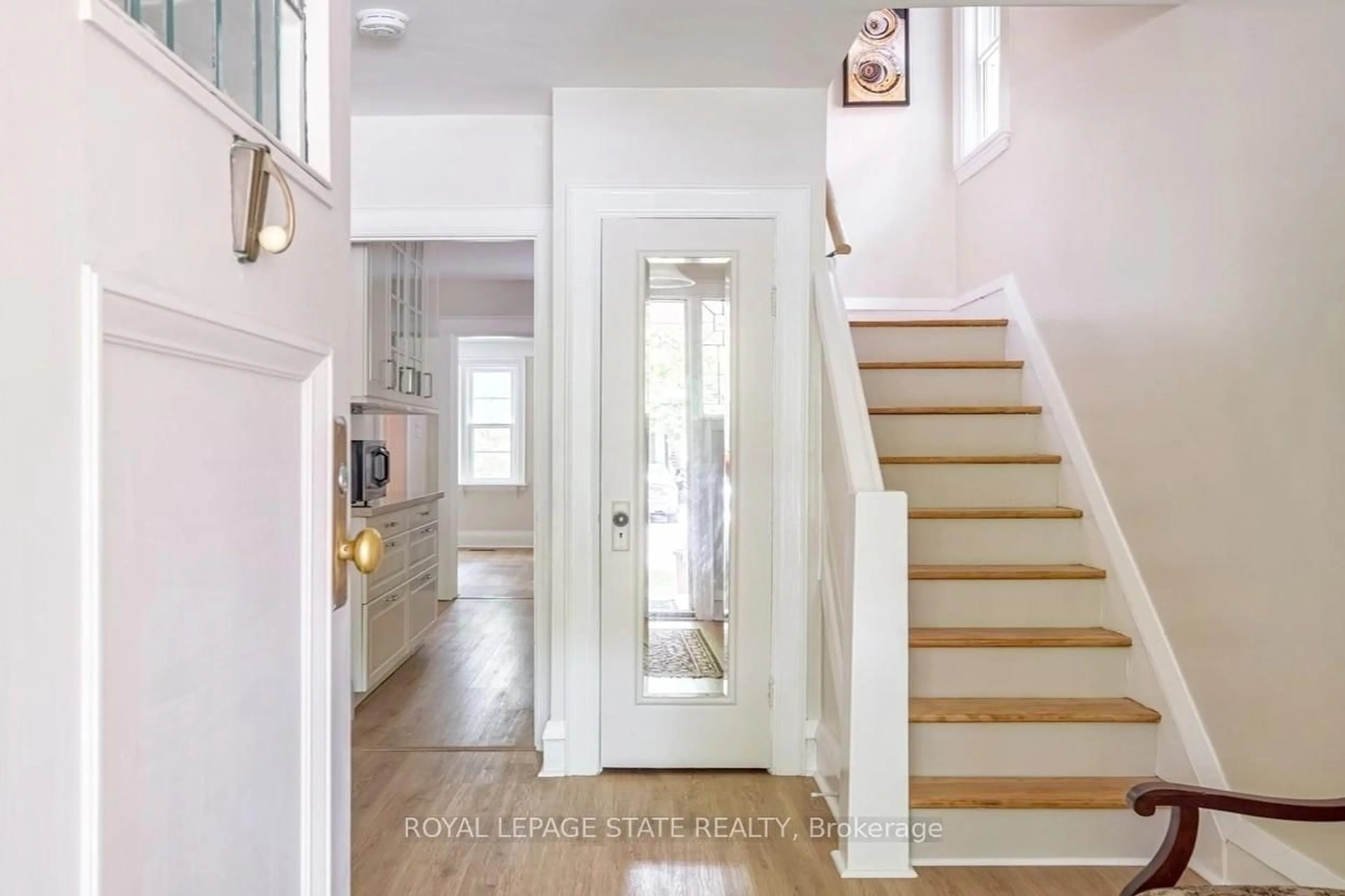 Indoor entryway for 11 Dromore Cres, Hamilton Ontario L8S 4A8