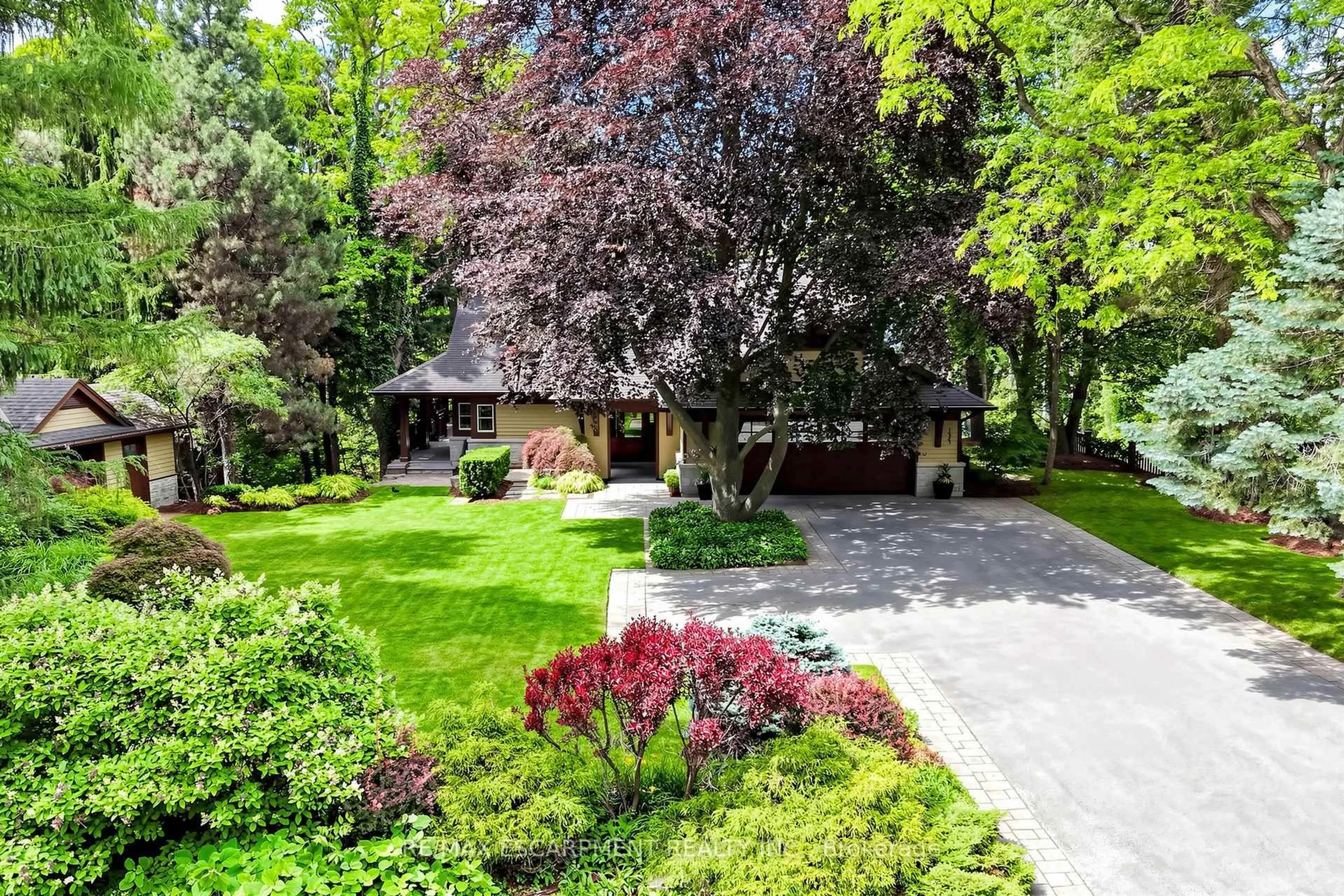A pic from outside/outdoor area/front of a property/back of a property/a pic from drone, street for 344 Mountain Brow Rd, Hamilton Ontario L7P 5A3