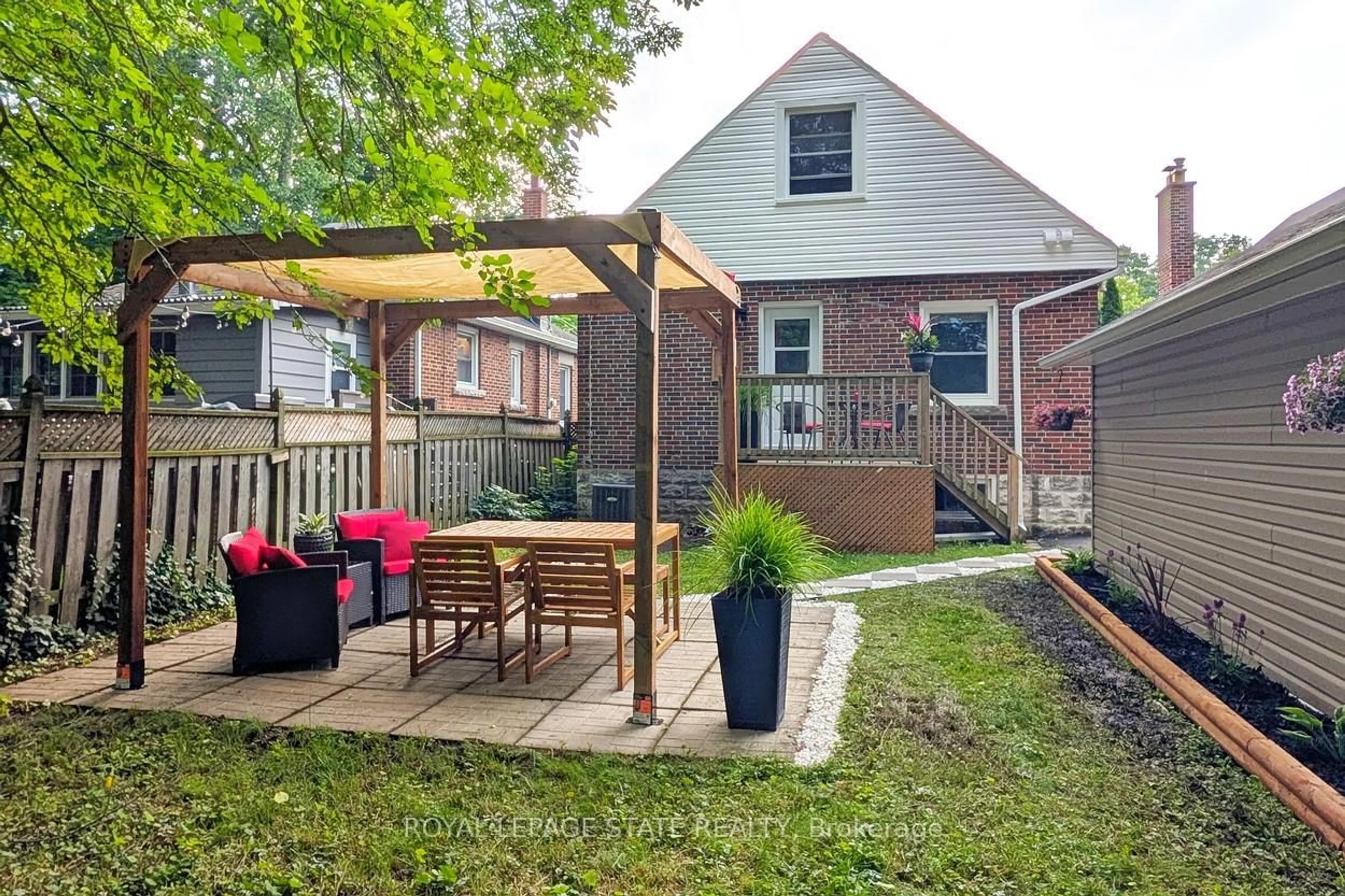 Patio, street for 10 Dorset Pl, Hamilton Ontario L8S 3T6