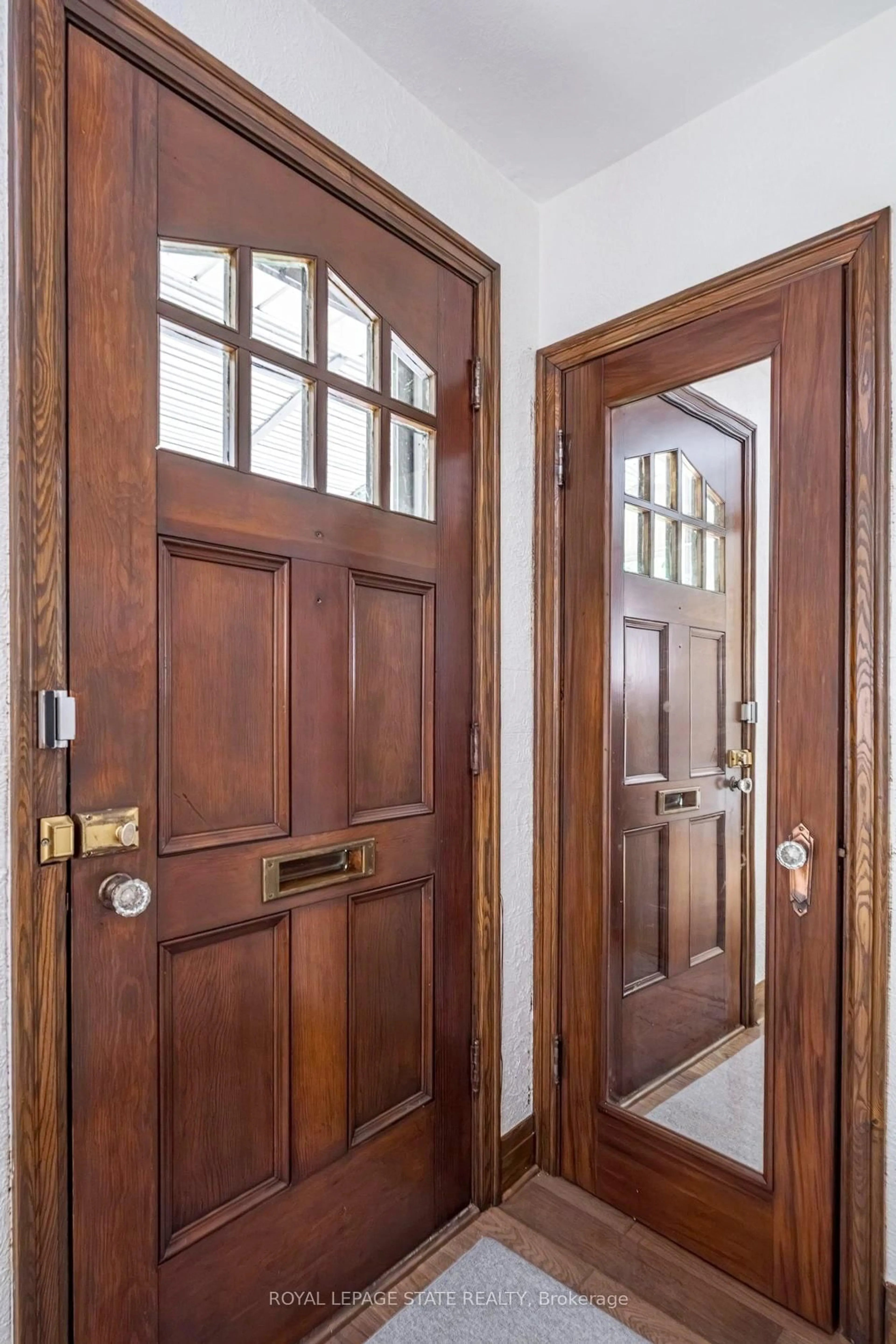 Indoor entryway for 10 Dorset Pl, Hamilton Ontario L8S 3T6