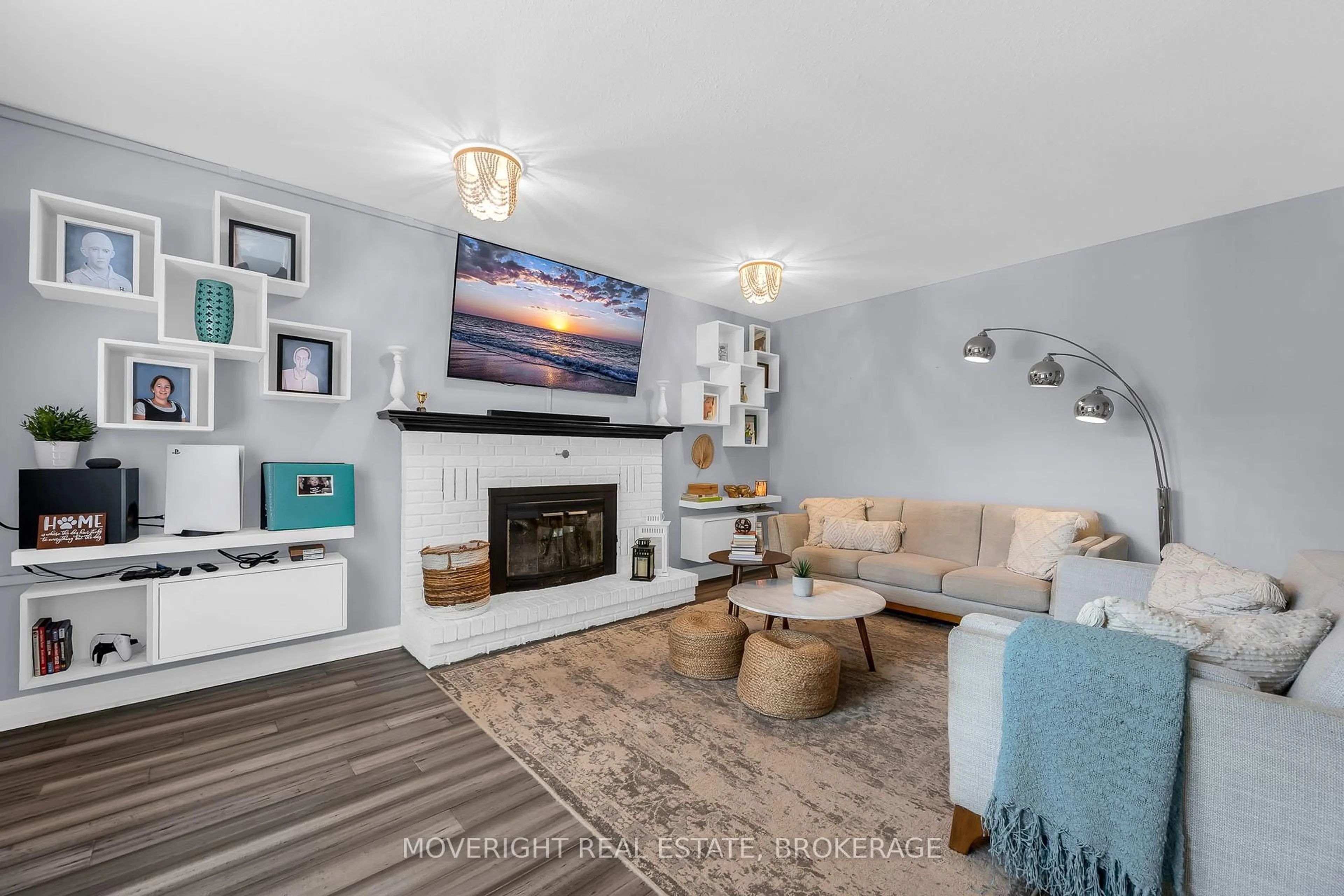 Living room with furniture, unknown for 7 Bahama Bay, St. Catharines Ontario L2M 7W2