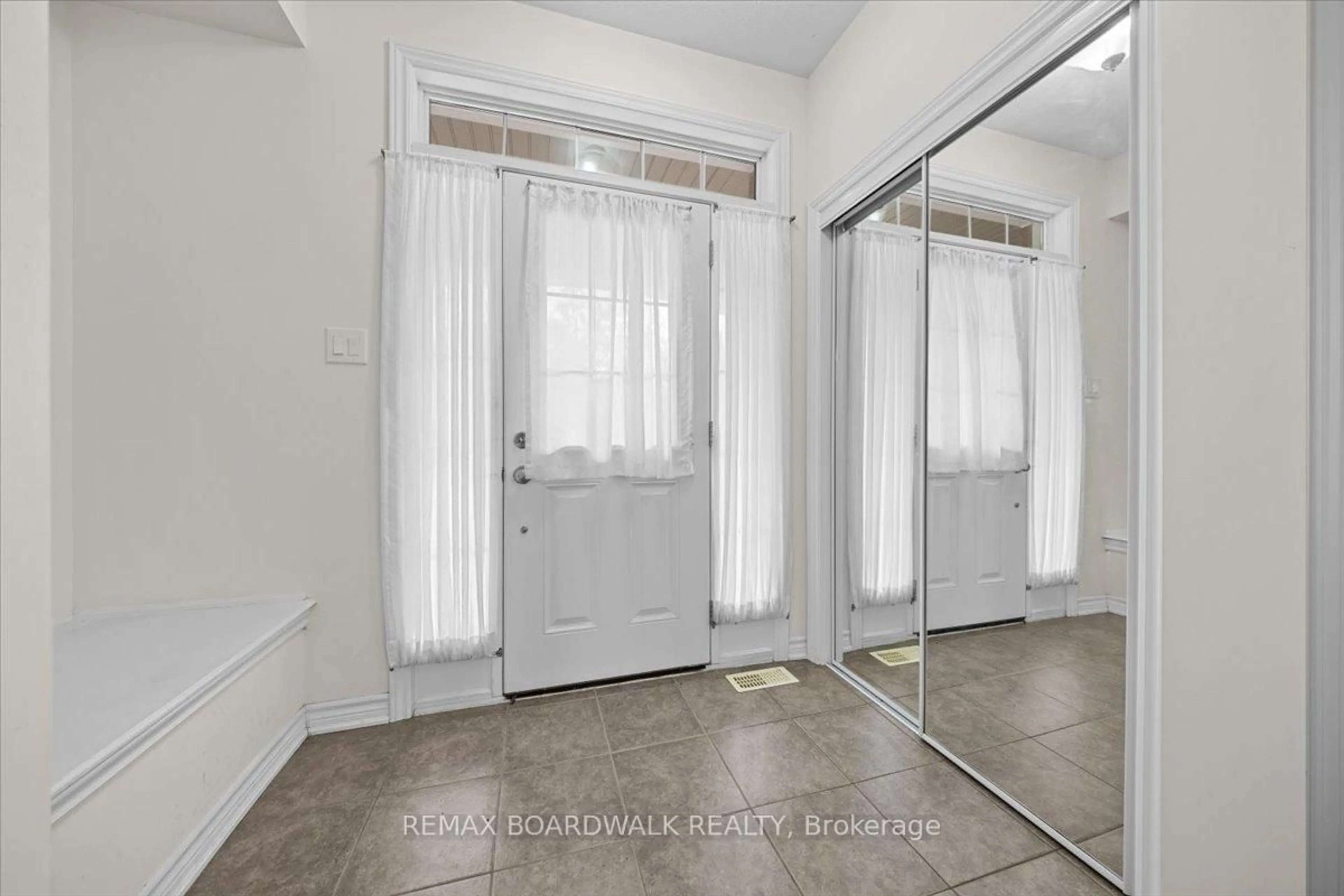 Indoor entryway for 336 Gallantry Way, Ottawa Ontario K2S 0R1