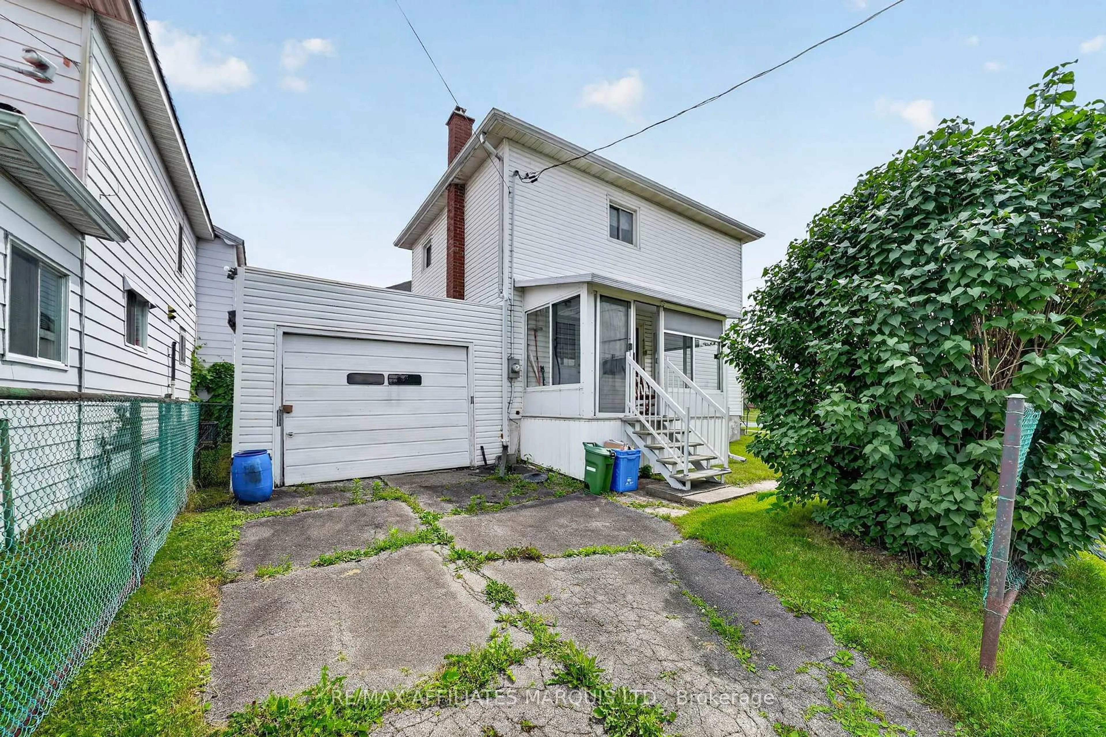 A pic from outside/outdoor area/front of a property/back of a property/a pic from drone, street for 343 Carleton St, Cornwall Ontario K6H 4X6
