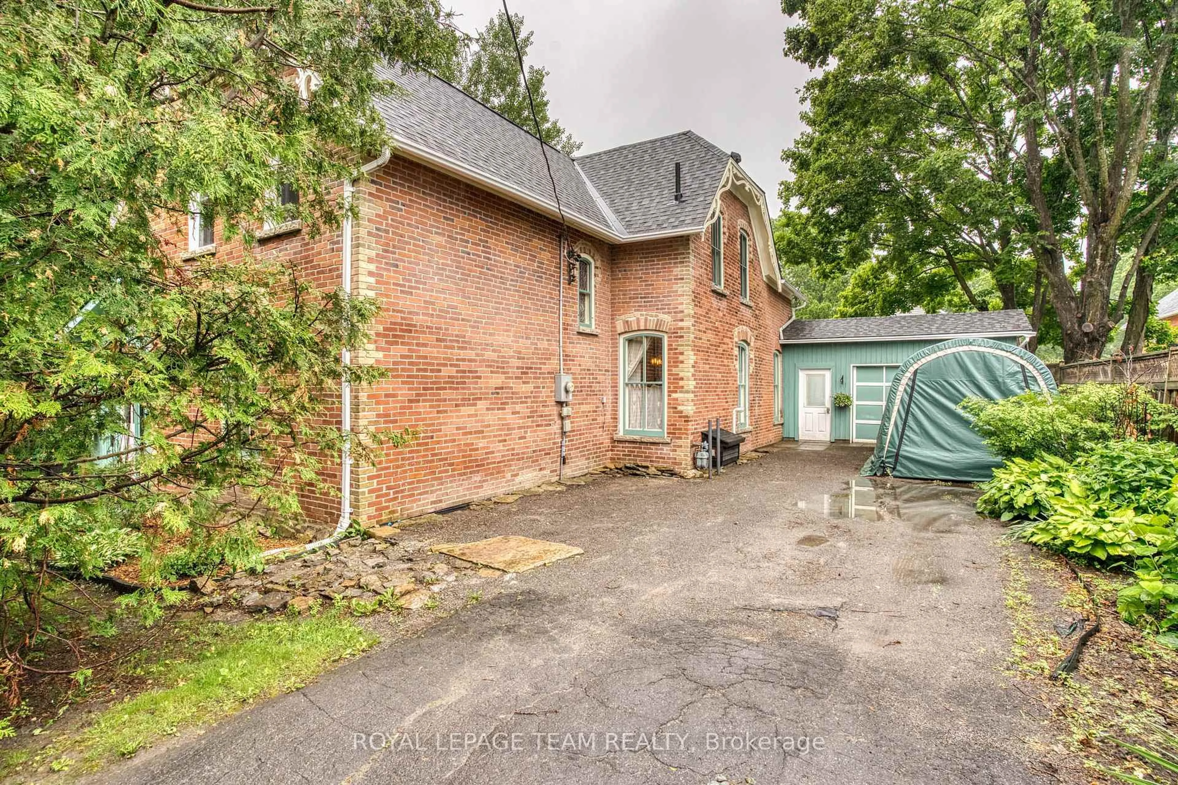 A pic from outside/outdoor area/front of a property/back of a property/a pic from drone, street for 38 Cameron St, Almonte Ontario K0A 1A0