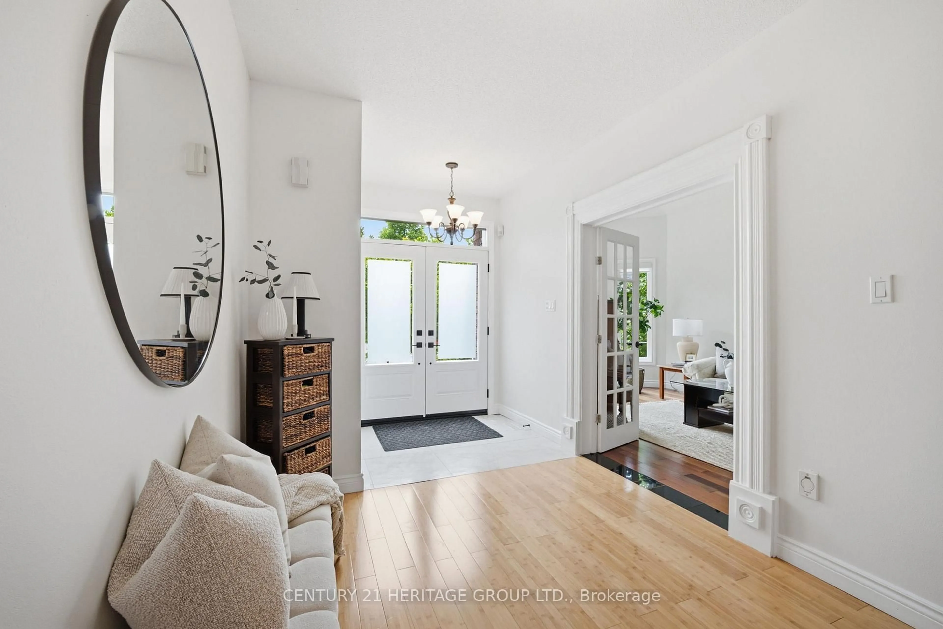 Indoor entryway for 28 Taywood Crt, Hamilton Ontario L9H 7A2