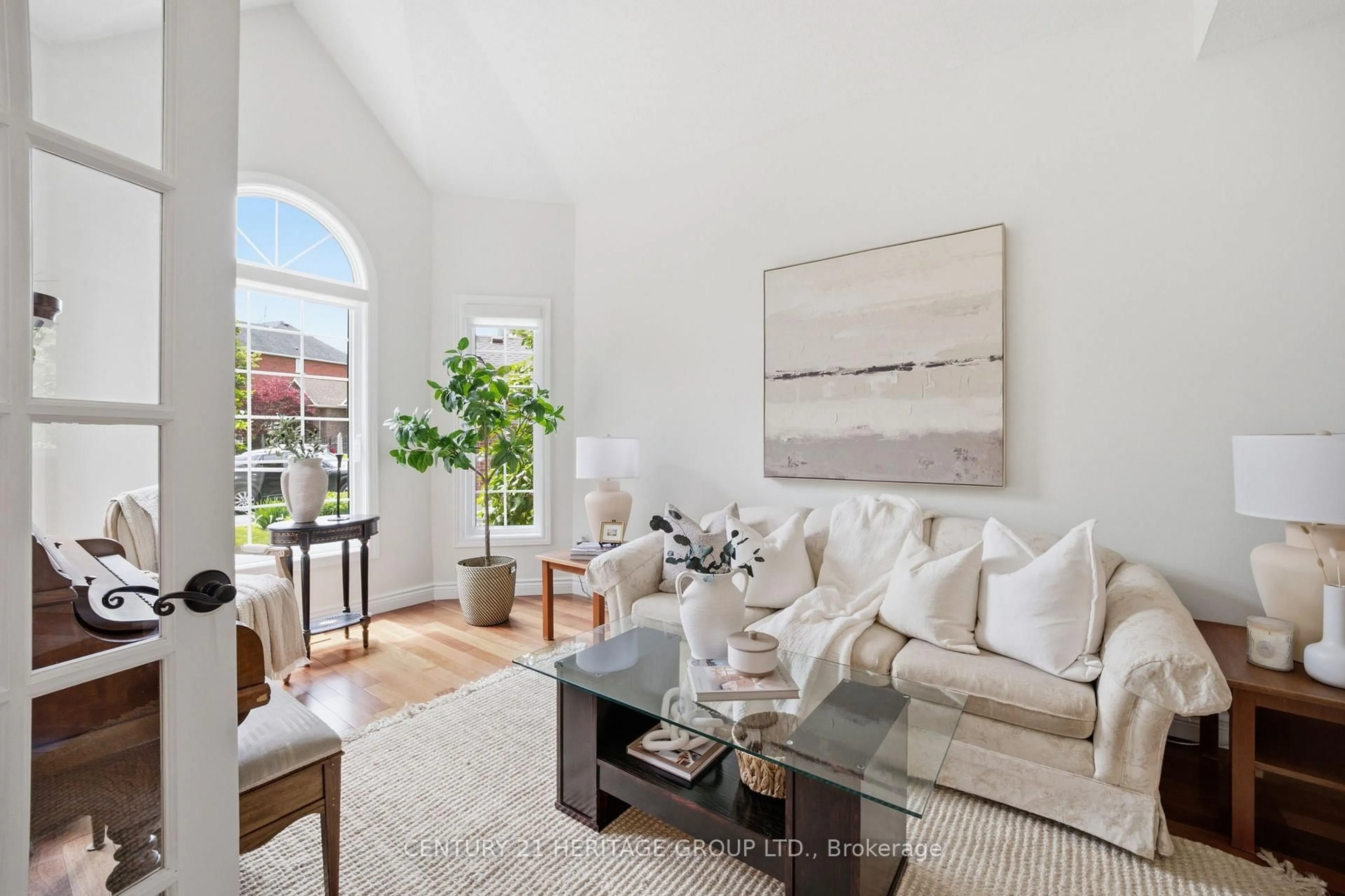 Living room with furniture, unknown for 28 Taywood Crt, Hamilton Ontario L9H 7A2