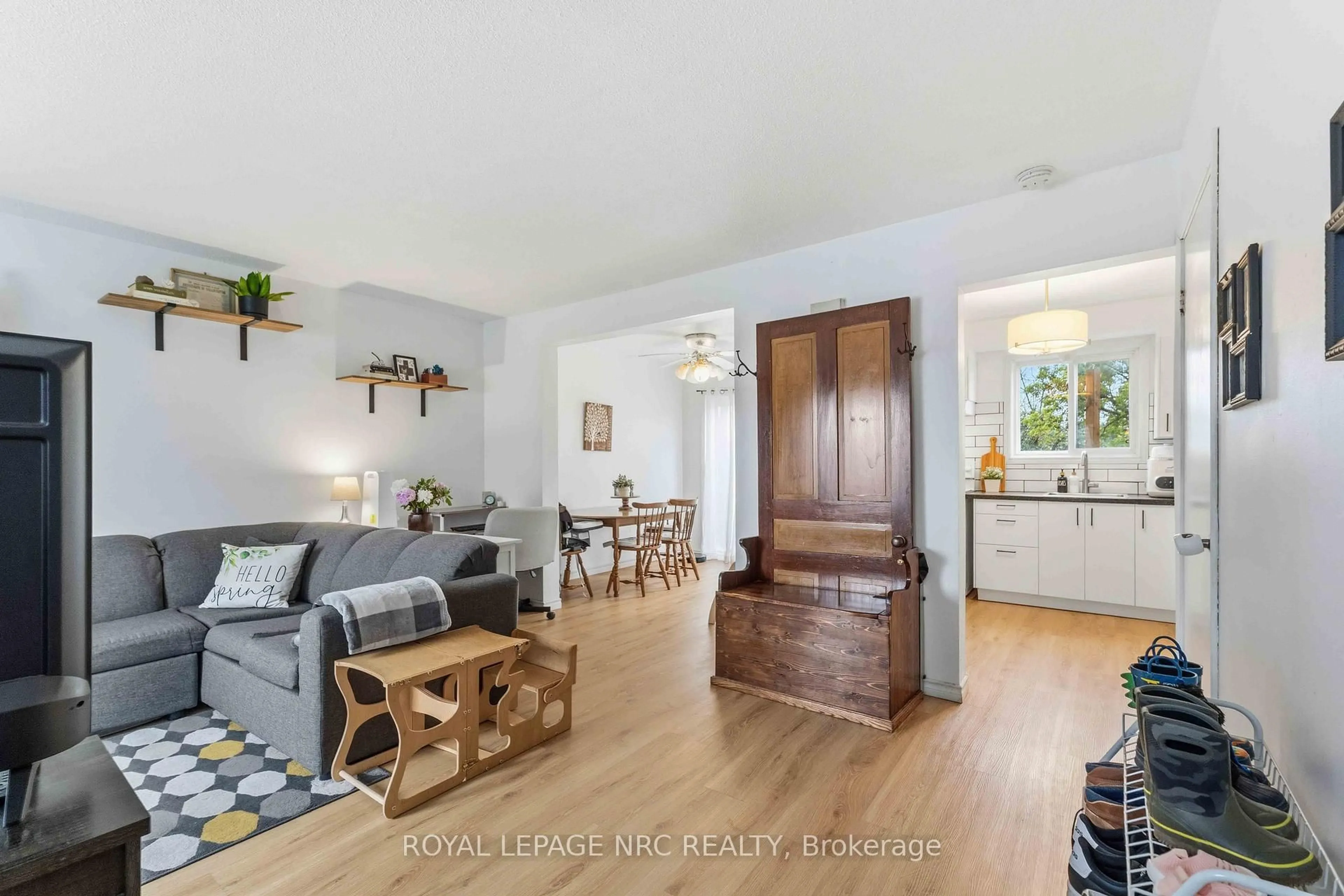 Living room with furniture, unknown for 27 Canterbury Dr, St. Catharines Ontario L2P 3M6