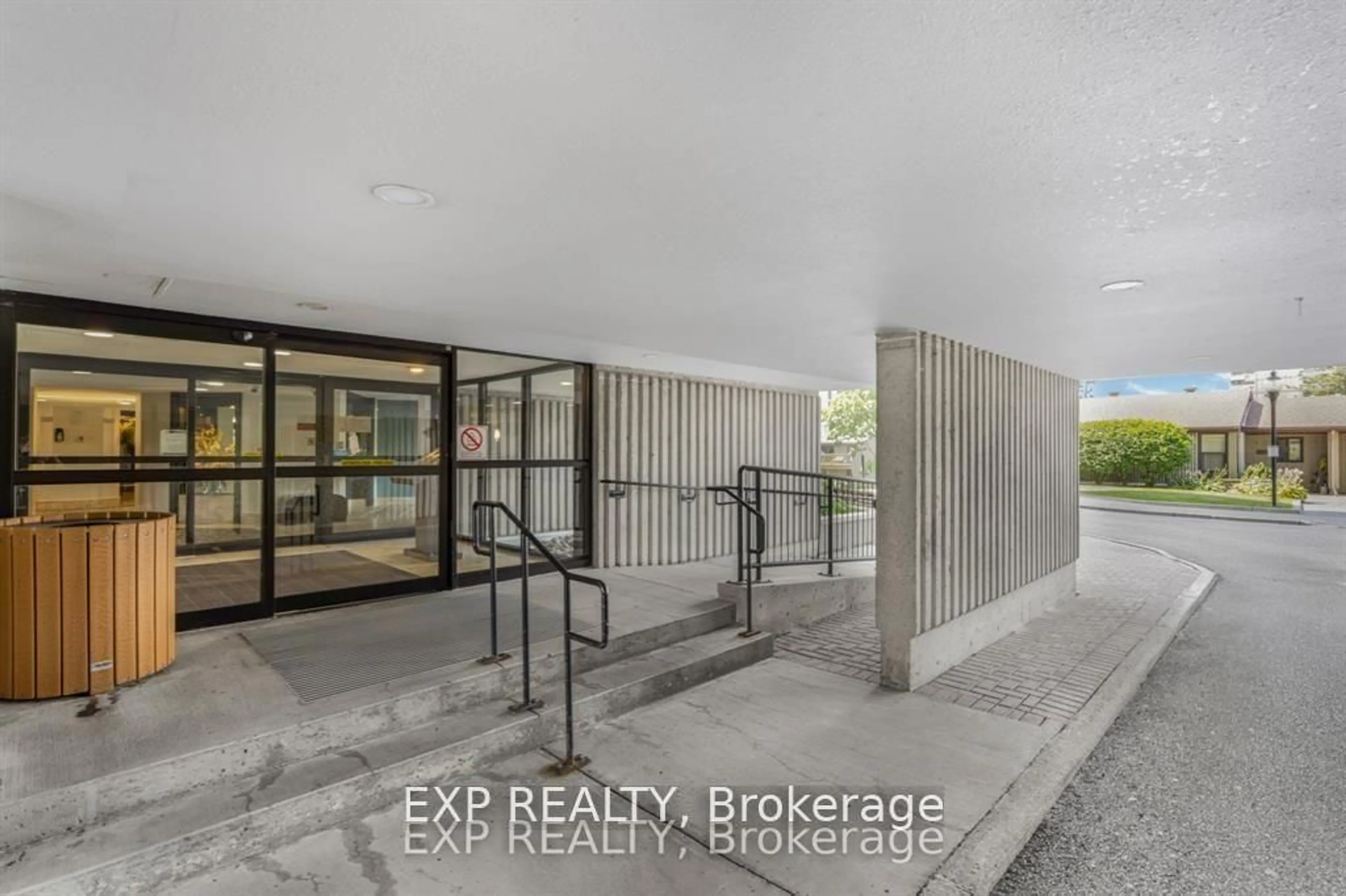 Indoor entryway for 1081 Ambleside Dr #1603, Ottawa Ontario K2B 8C8