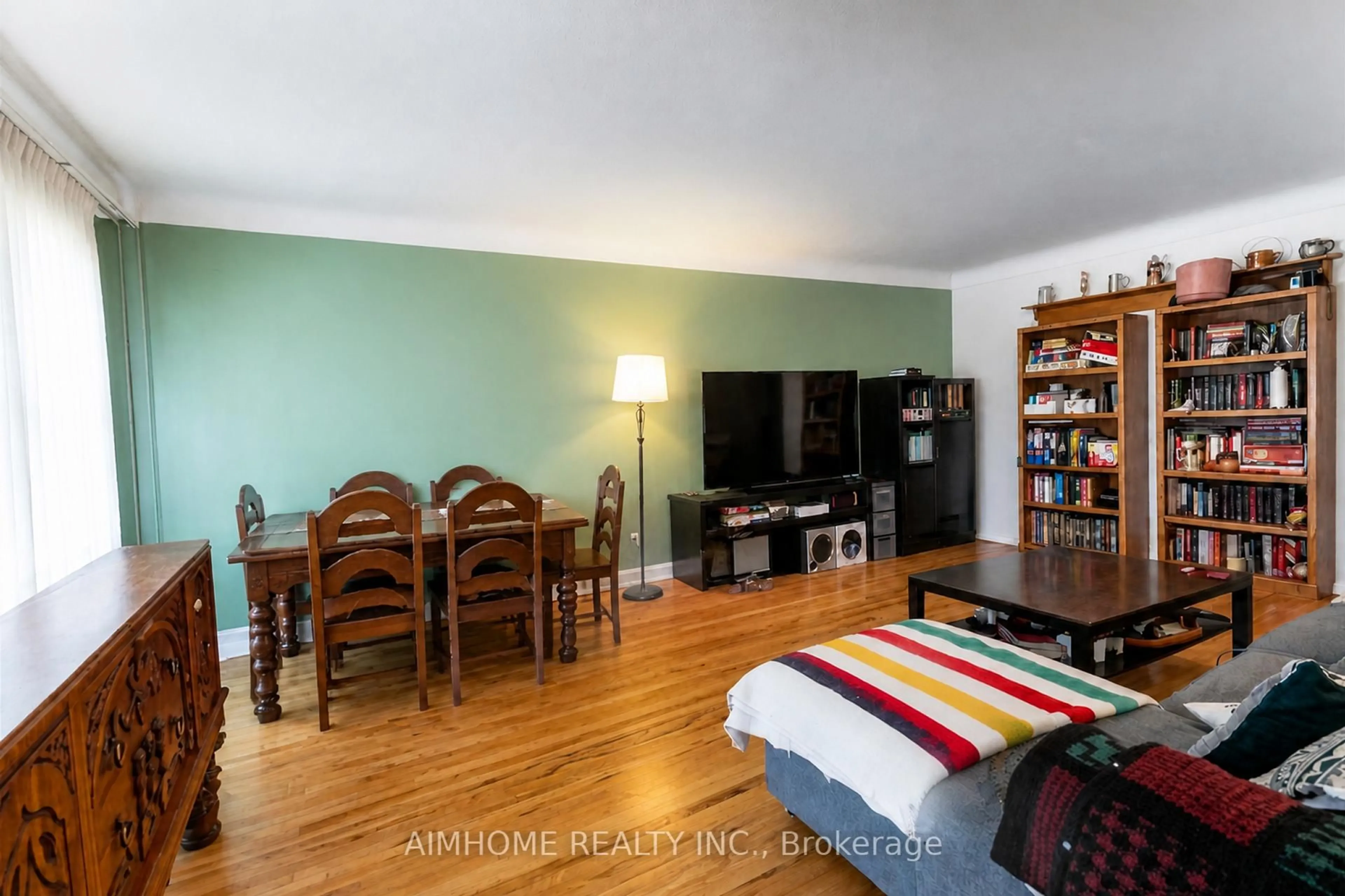 Living room with furniture, wood/laminate floor for 8 Munro St, Thorold Ontario L2V 2V8