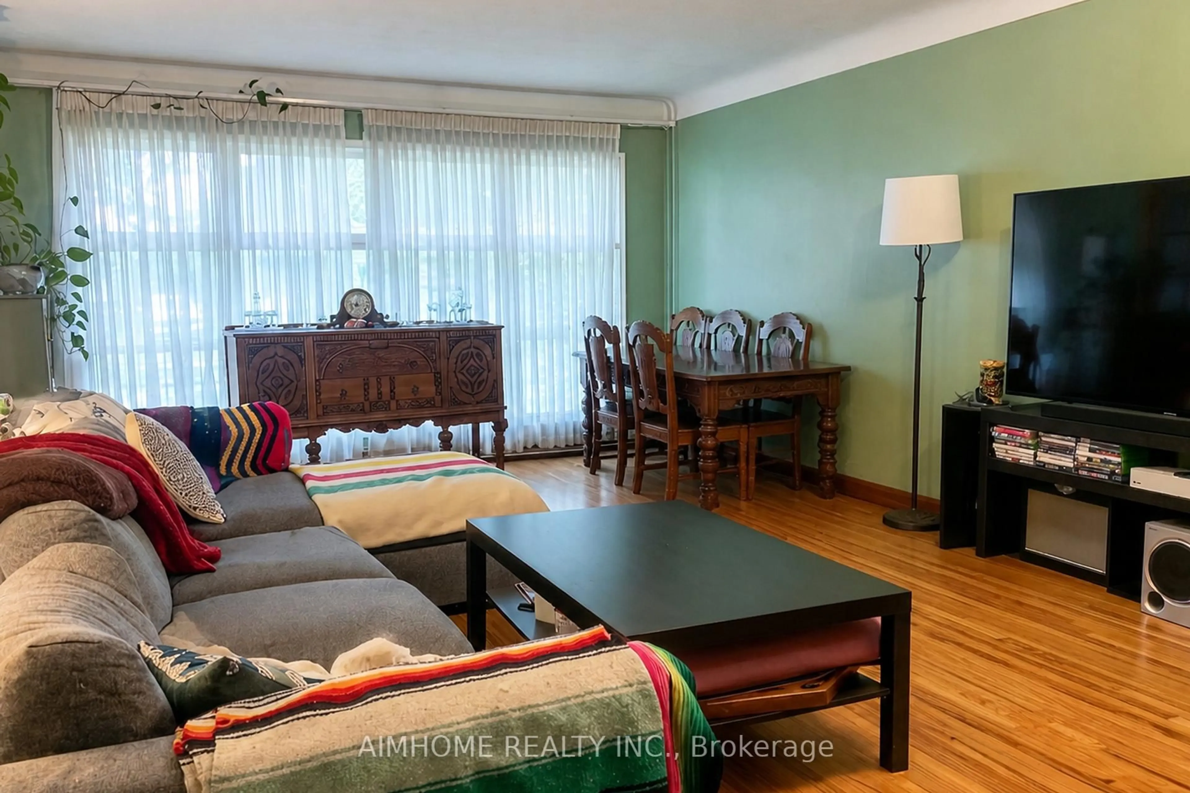 Living room with furniture, wood/laminate floor for 8 Munro St, Thorold Ontario L2V 2V8