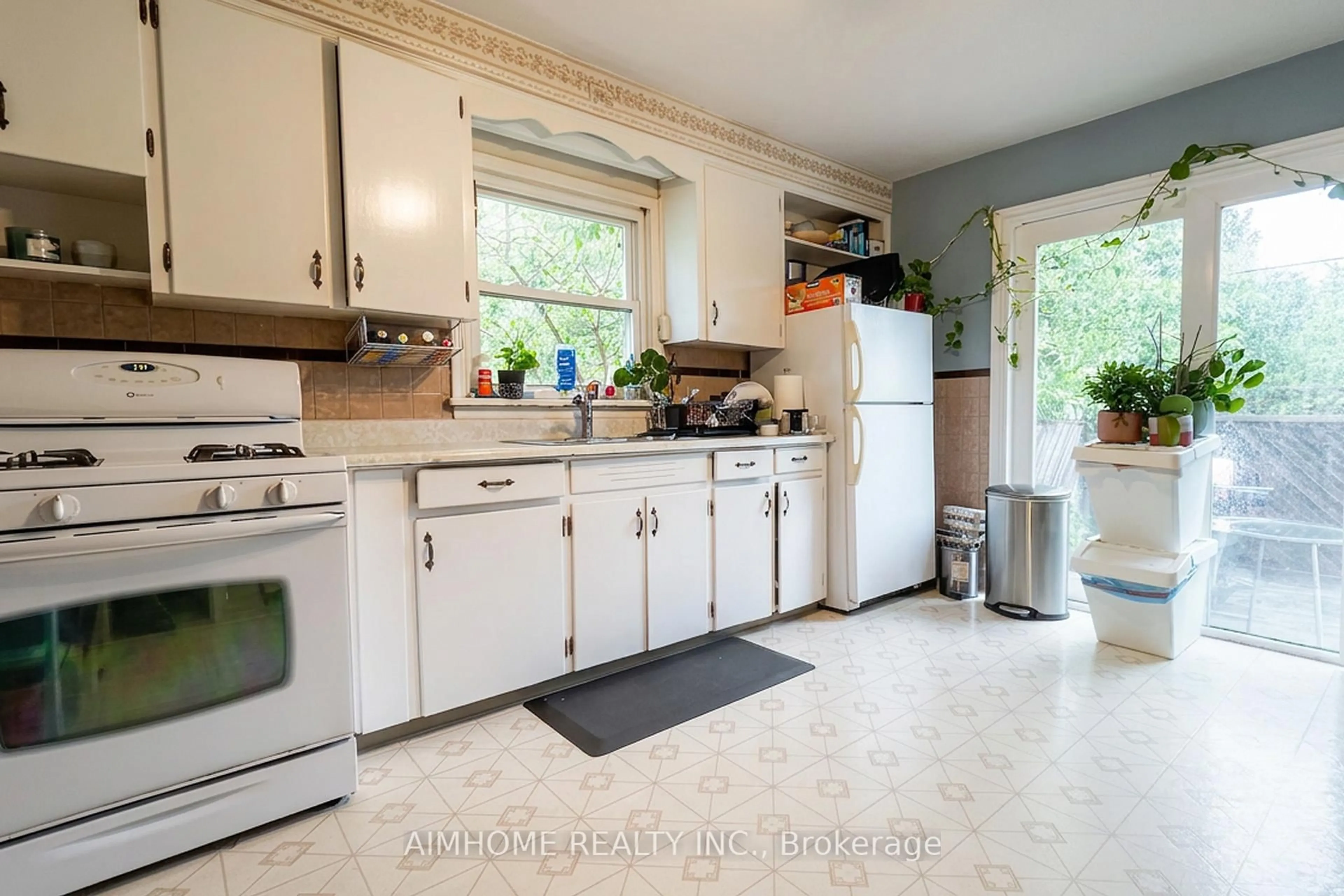 Standard kitchen, ceramic/tile floor for 8 Munro St, Thorold Ontario L2V 2V8