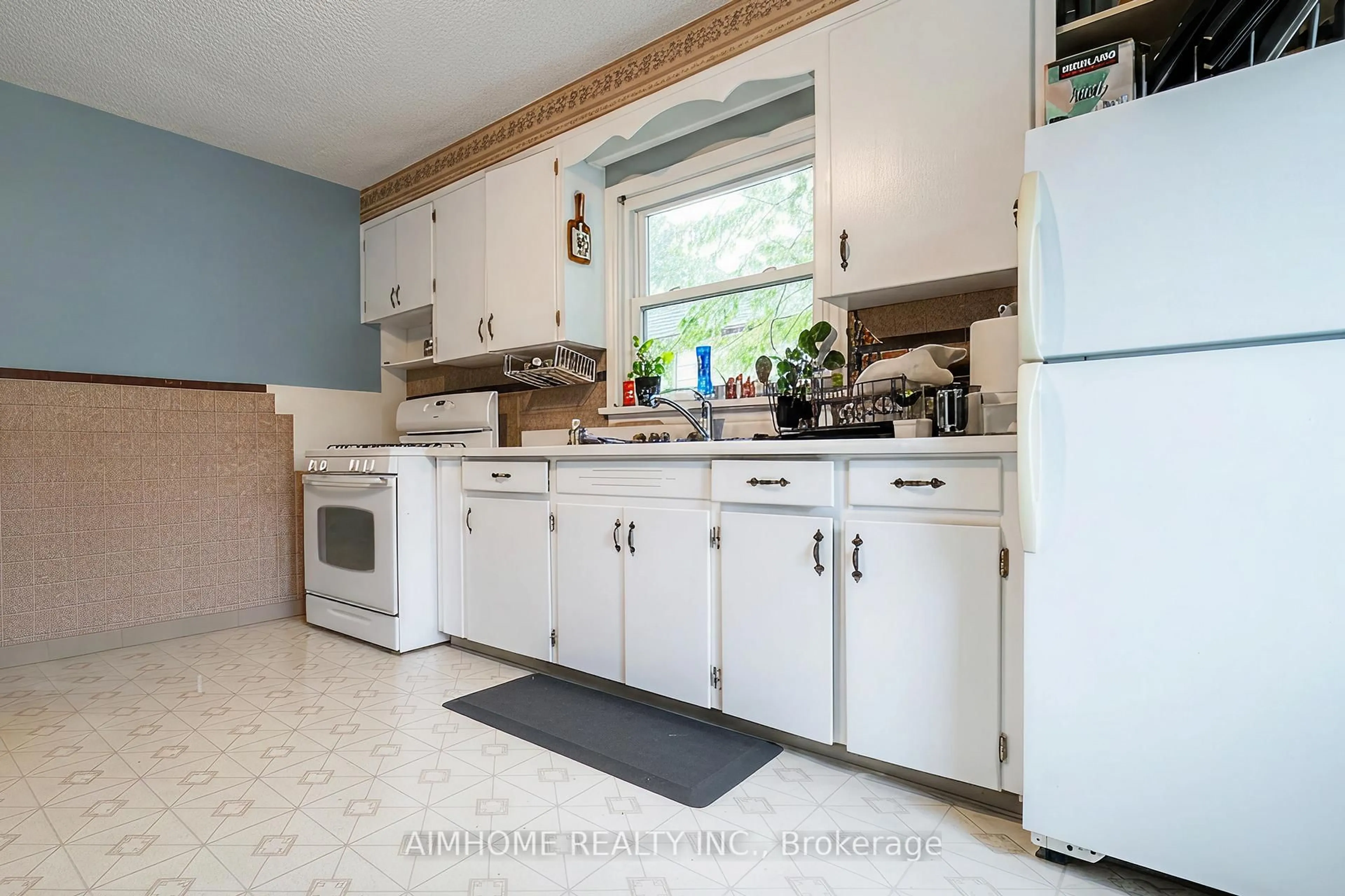 Standard kitchen, ceramic/tile floor for 8 Munro St, Thorold Ontario L2V 2V8
