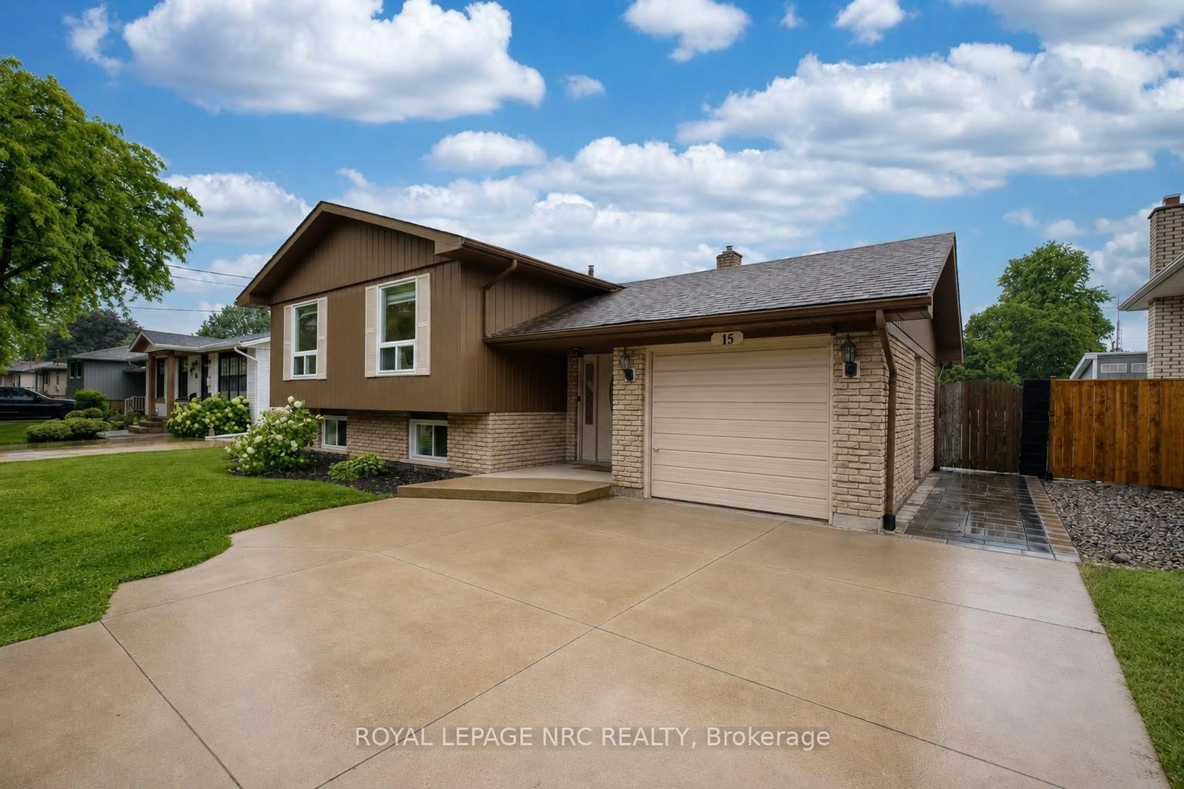Home with vinyl exterior material, street for 15 Nickel St, St. Catharines Ontario L2M 1L4