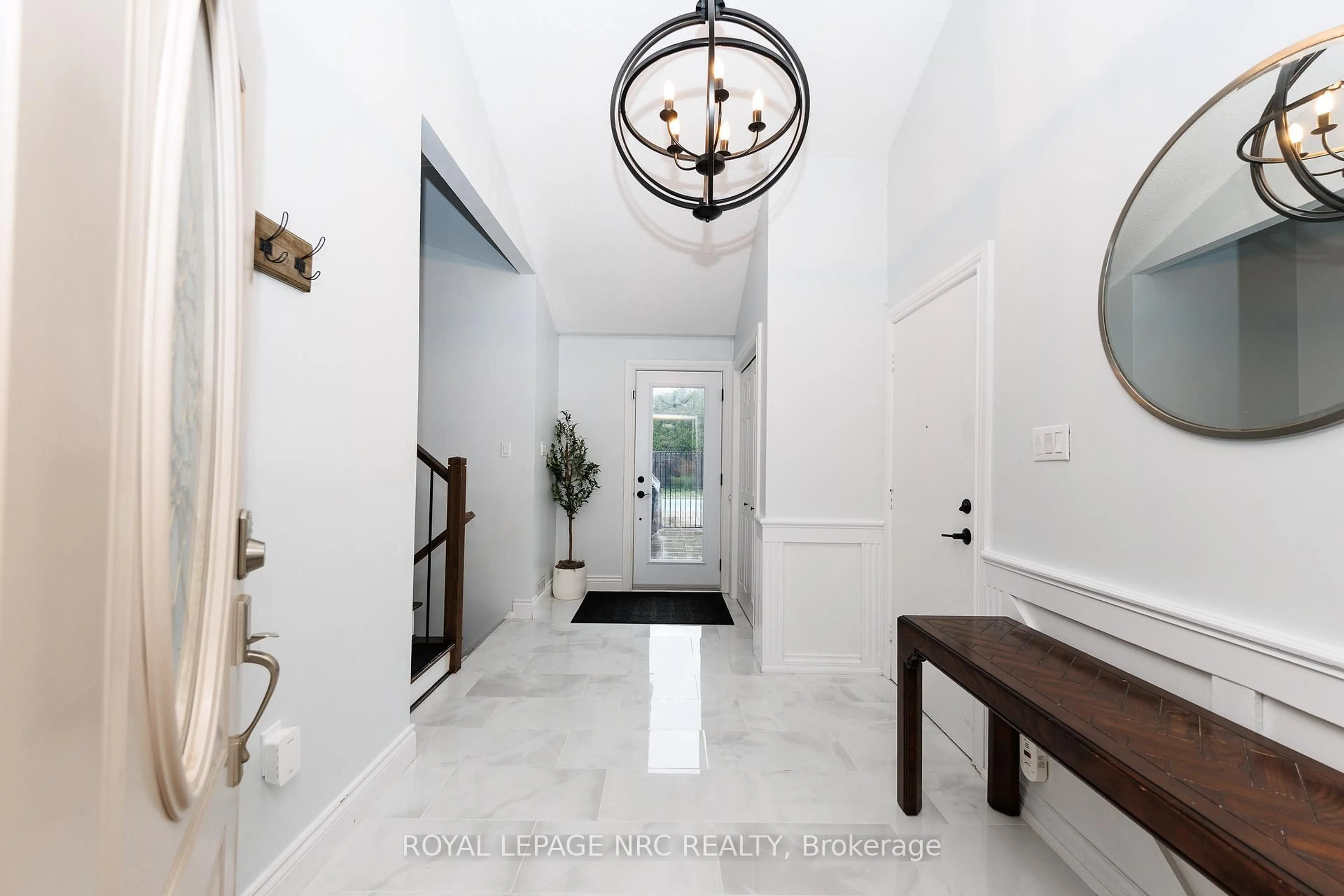 Indoor entryway for 15 Nickel St, St. Catharines Ontario L2M 1L4