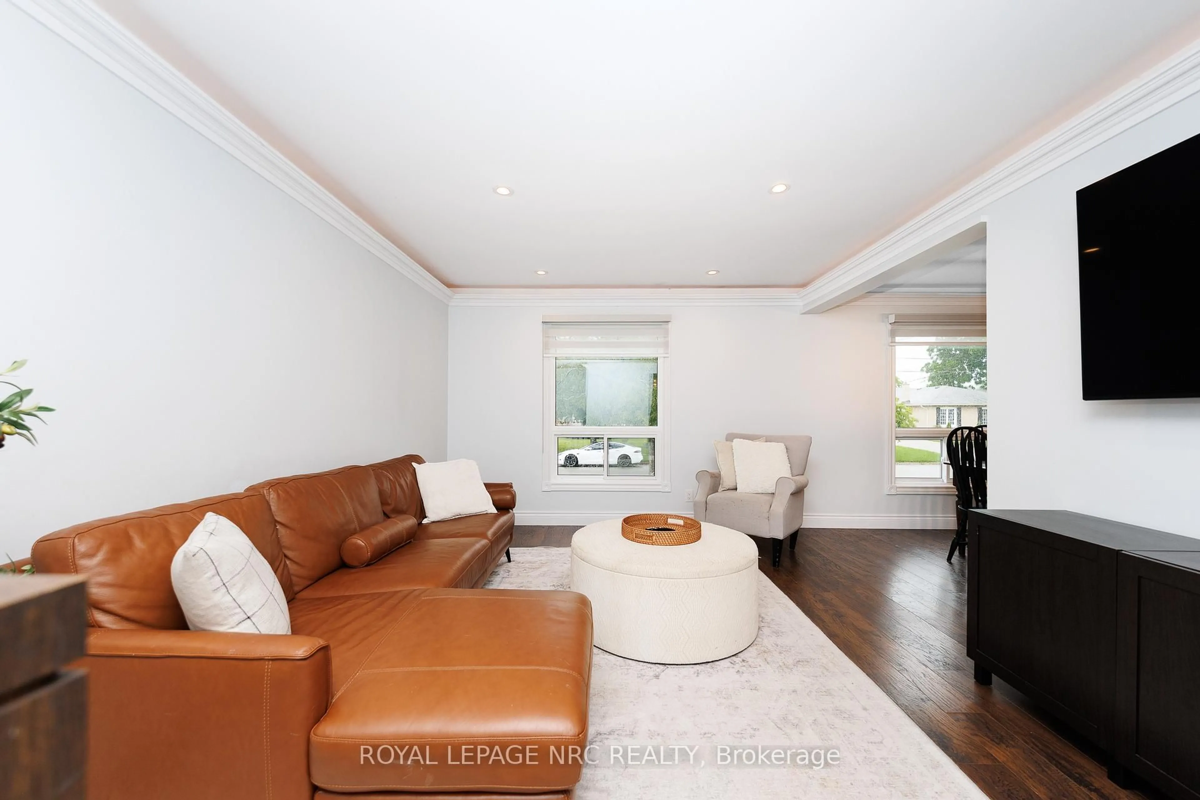 Living room with furniture, wood/laminate floor for 15 Nickel St, St. Catharines Ontario L2M 1L4