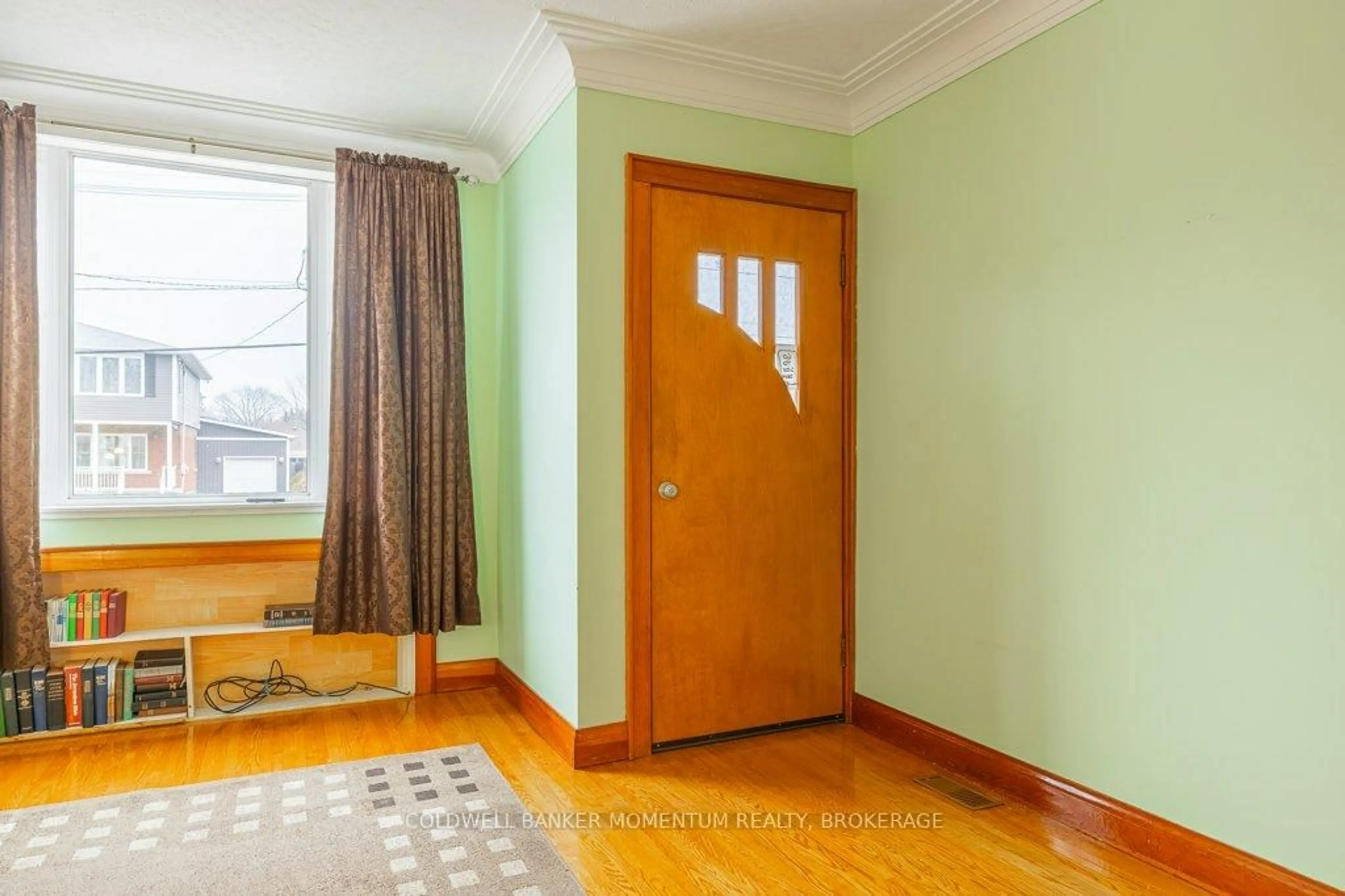 Indoor entryway for 123 Haig St, St. Catharines Ontario L2R 7G7