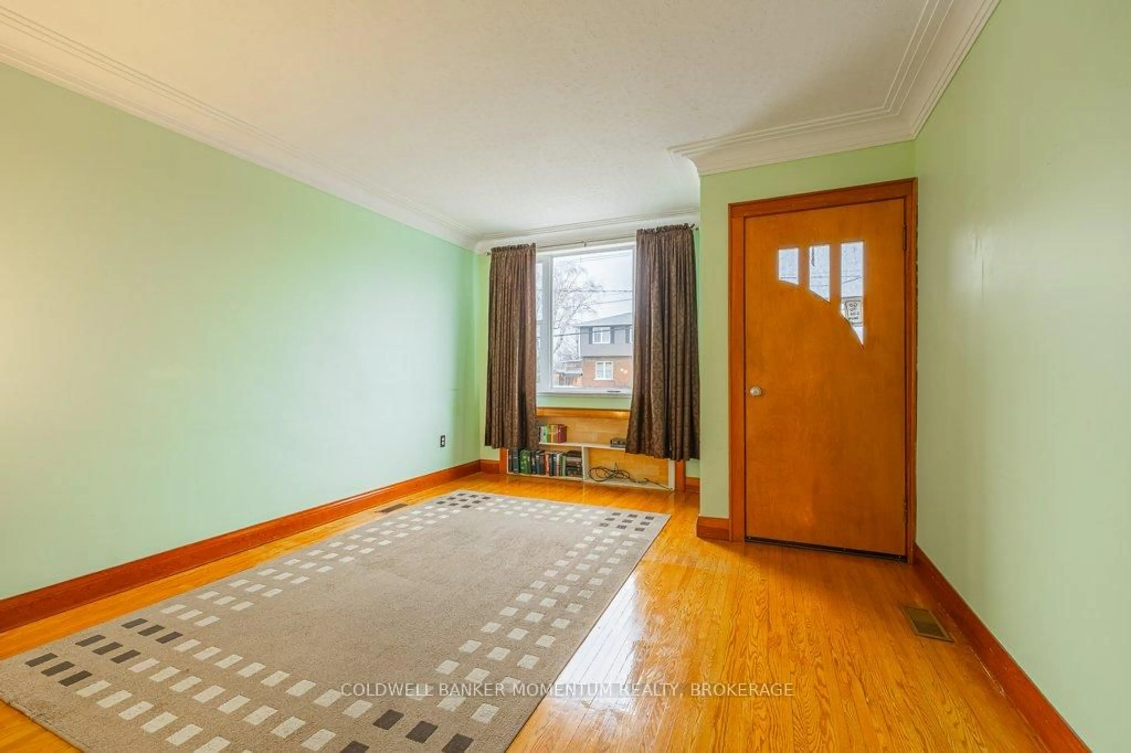 Indoor entryway for 123 Haig St, St. Catharines Ontario L2R 7G7