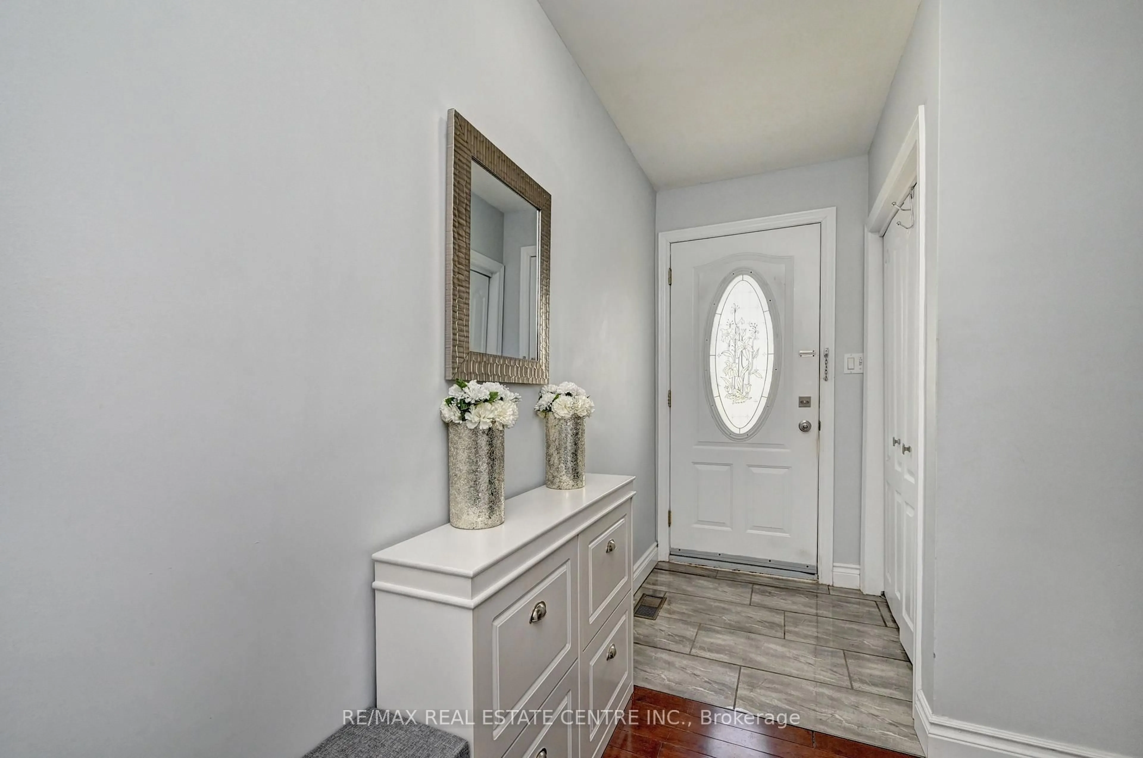 Indoor entryway for 158 Plymouth Rd, Kitchener Ontario N2G 3G5