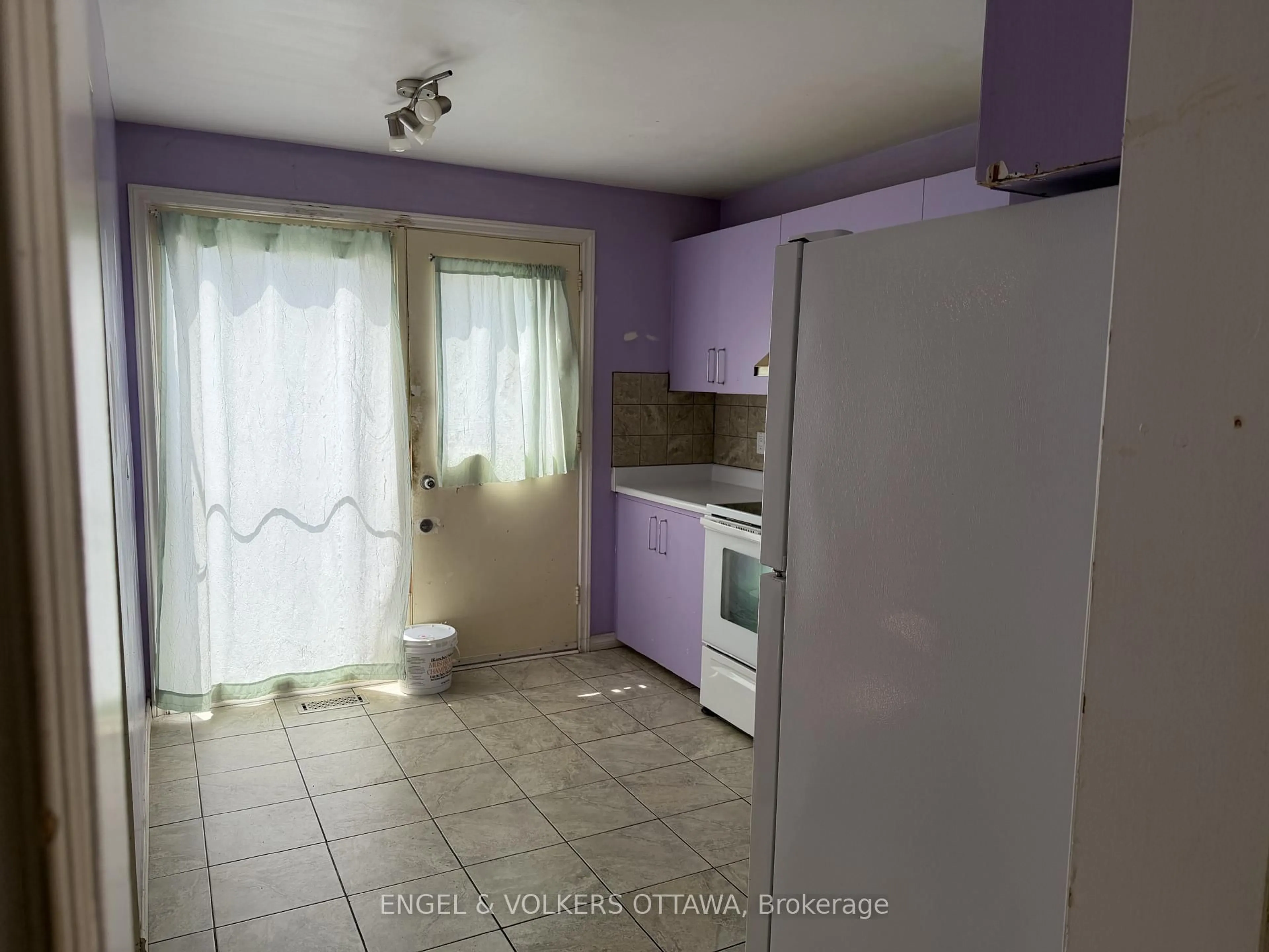 Standard kitchen, unknown for 2063 Jasmine Cres #65, Ottawa Ontario K1J 7W2