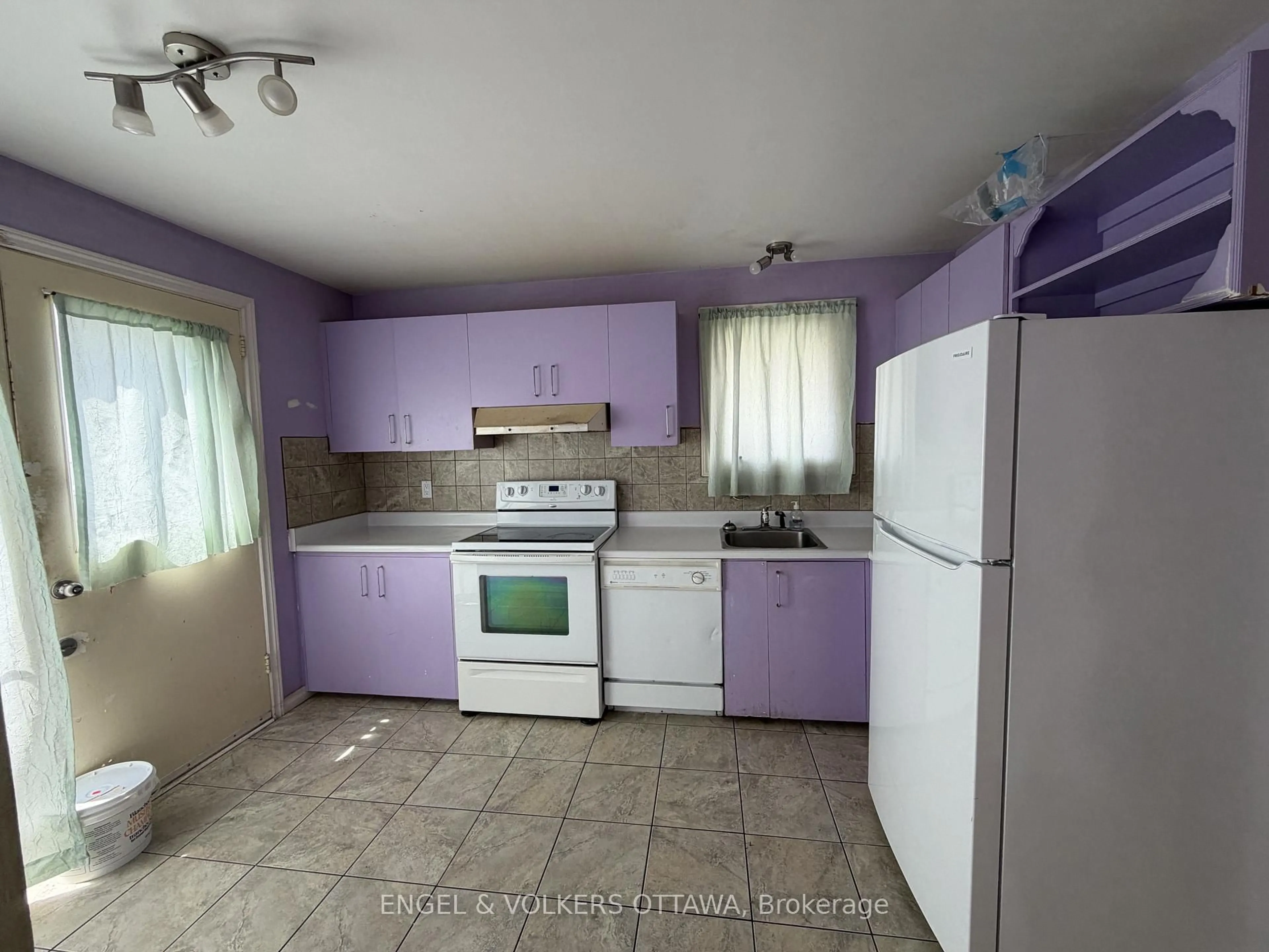 Standard kitchen, unknown for 2063 Jasmine Cres #65, Ottawa Ontario K1J 7W2