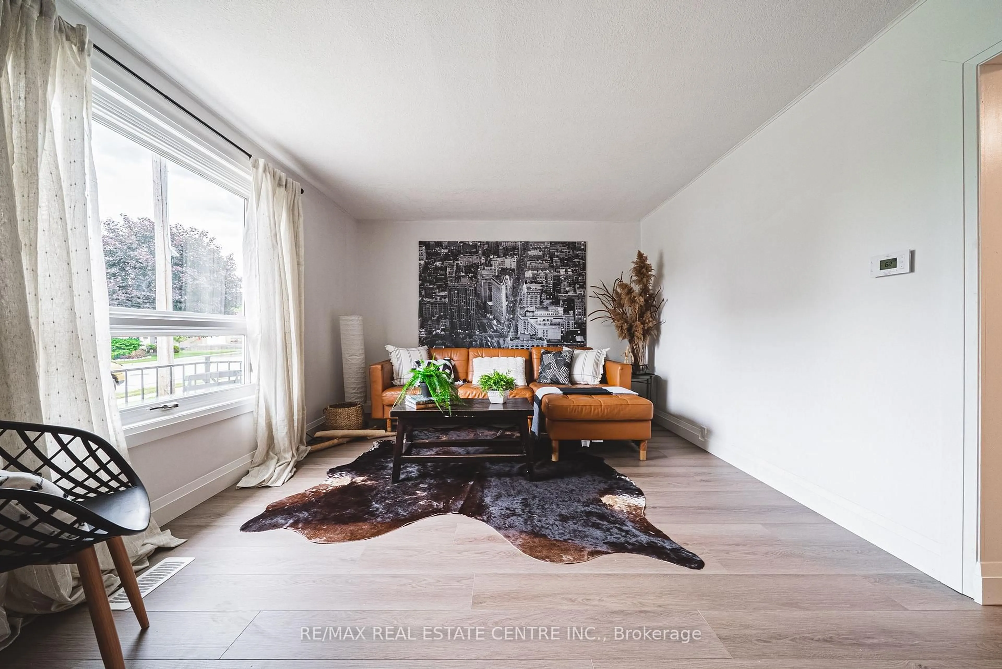 Living room with furniture, unknown for 11 Broadview Cres, Cambridge Ontario N1R 3V6