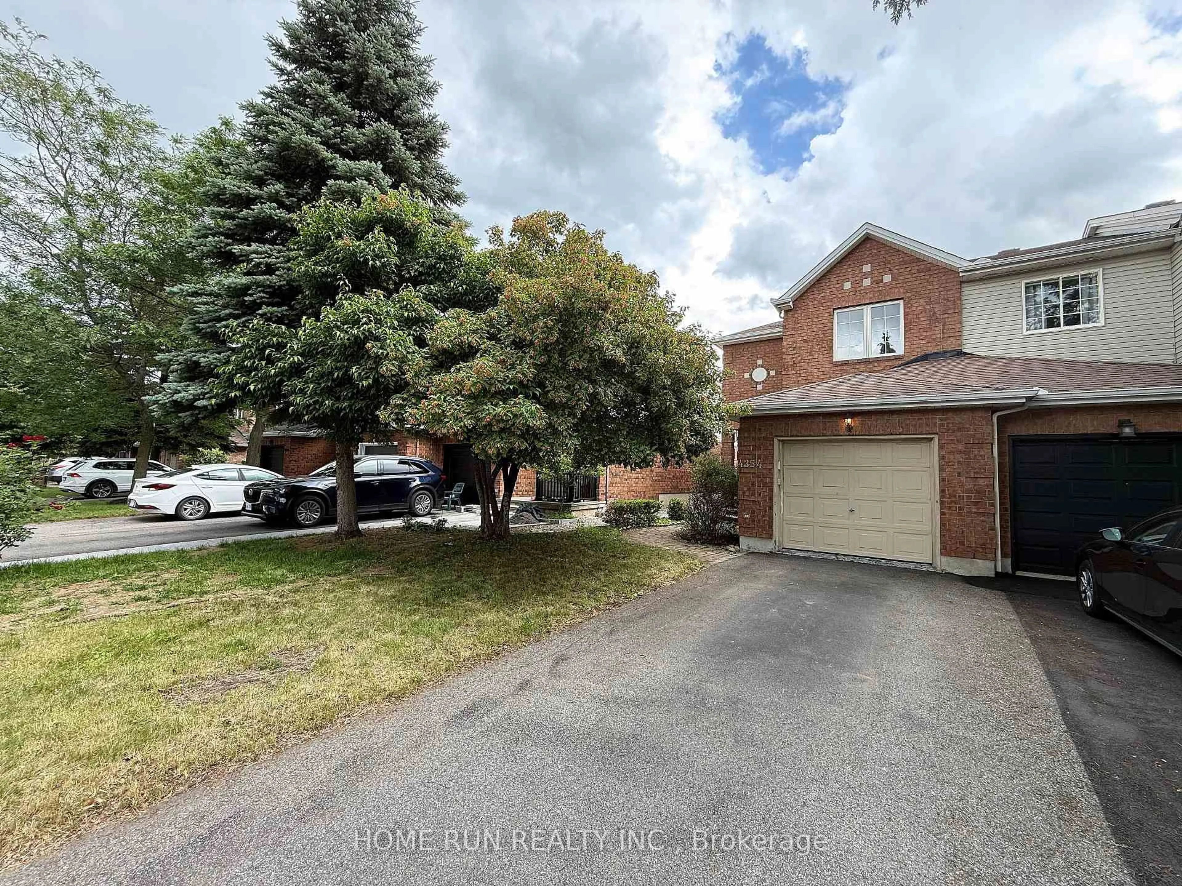 A pic from outside/outdoor area/front of a property/back of a property/a pic from drone, street for 4354 Wildmint Sq, Ottawa Ontario K1V 1N5