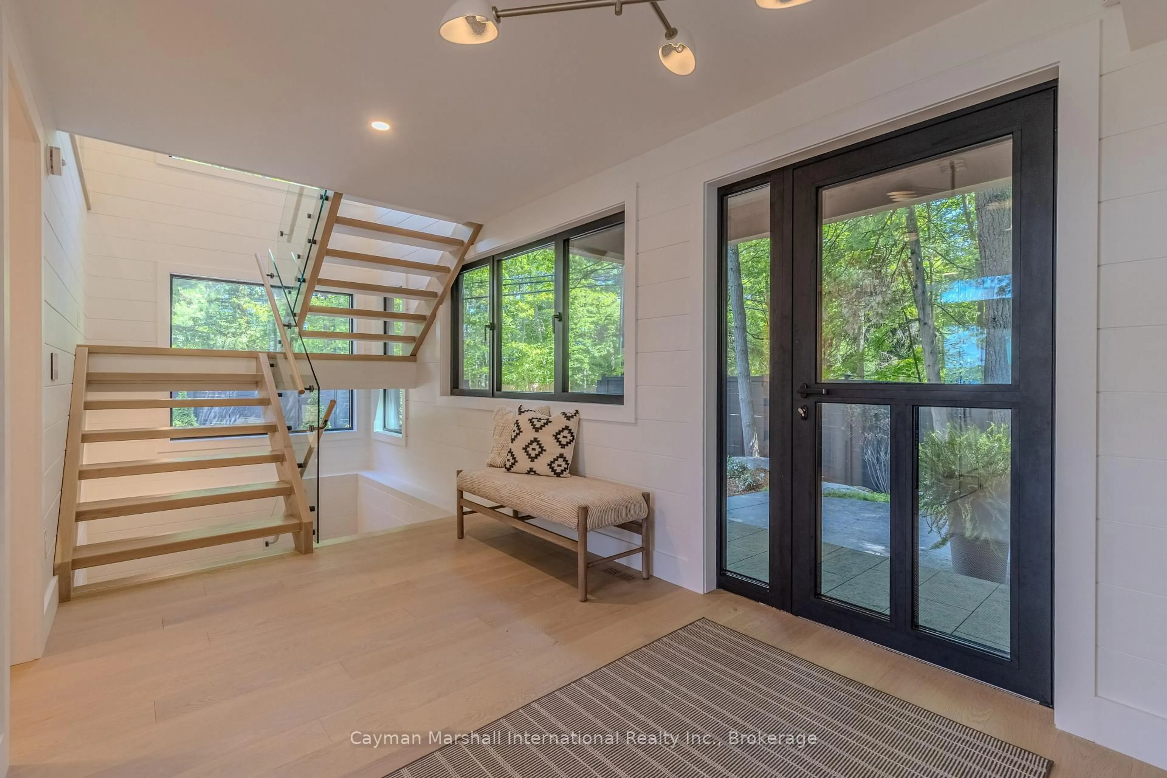 Indoor entryway for 1291 Peninsula Rd, Muskoka Lakes Ontario P0B 1J0