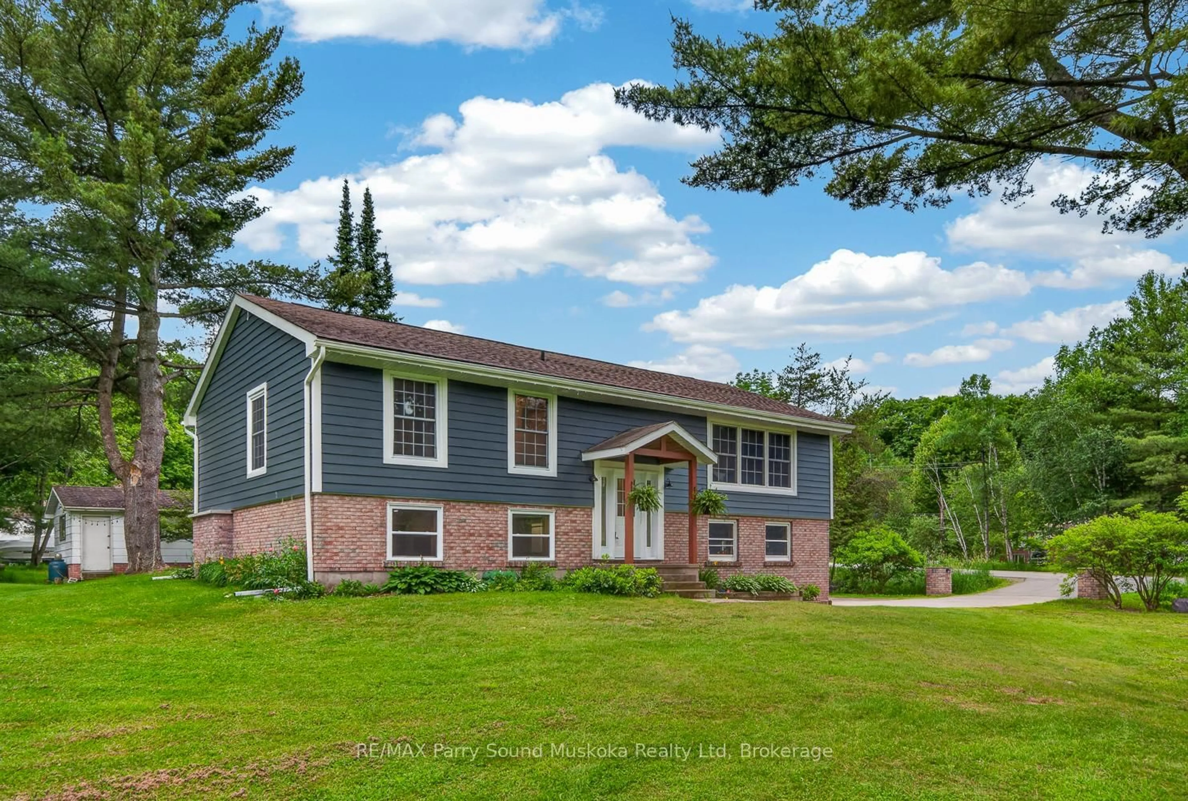 Home with vinyl exterior material, unknown for 109 North Rd, McDougall Ontario P2A 2W9