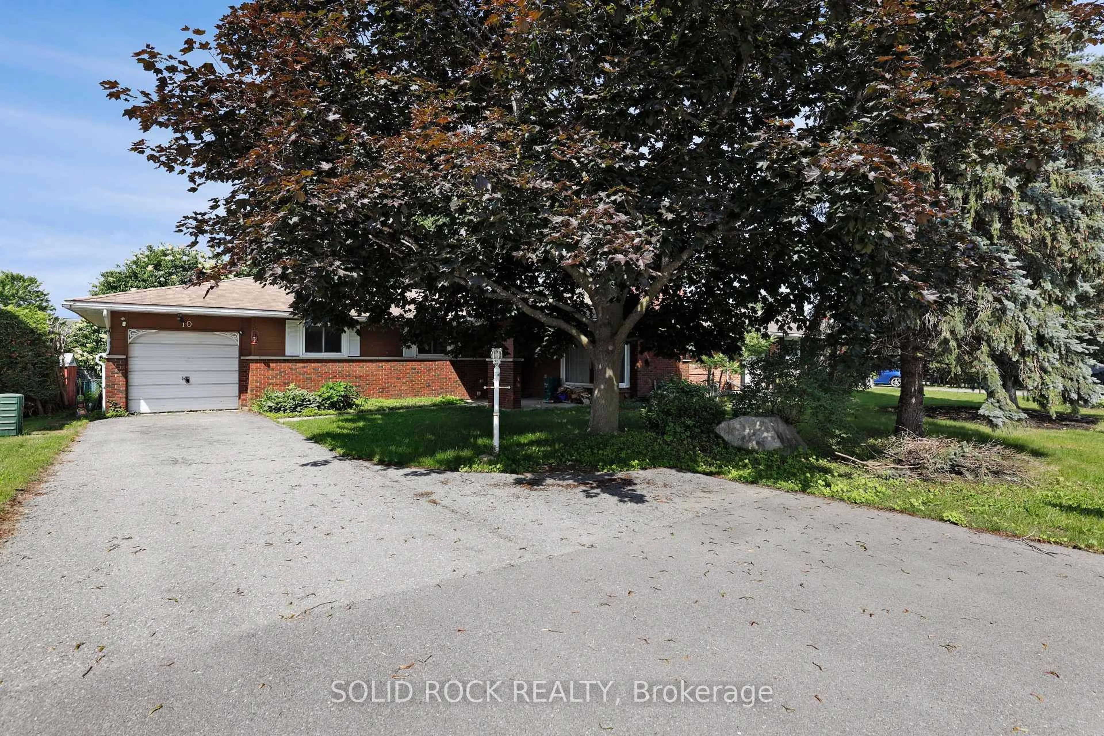 A pic from outside/outdoor area/front of a property/back of a property/a pic from drone, street for 10 Orr St, Barrhaven Ontario K2J 1E6