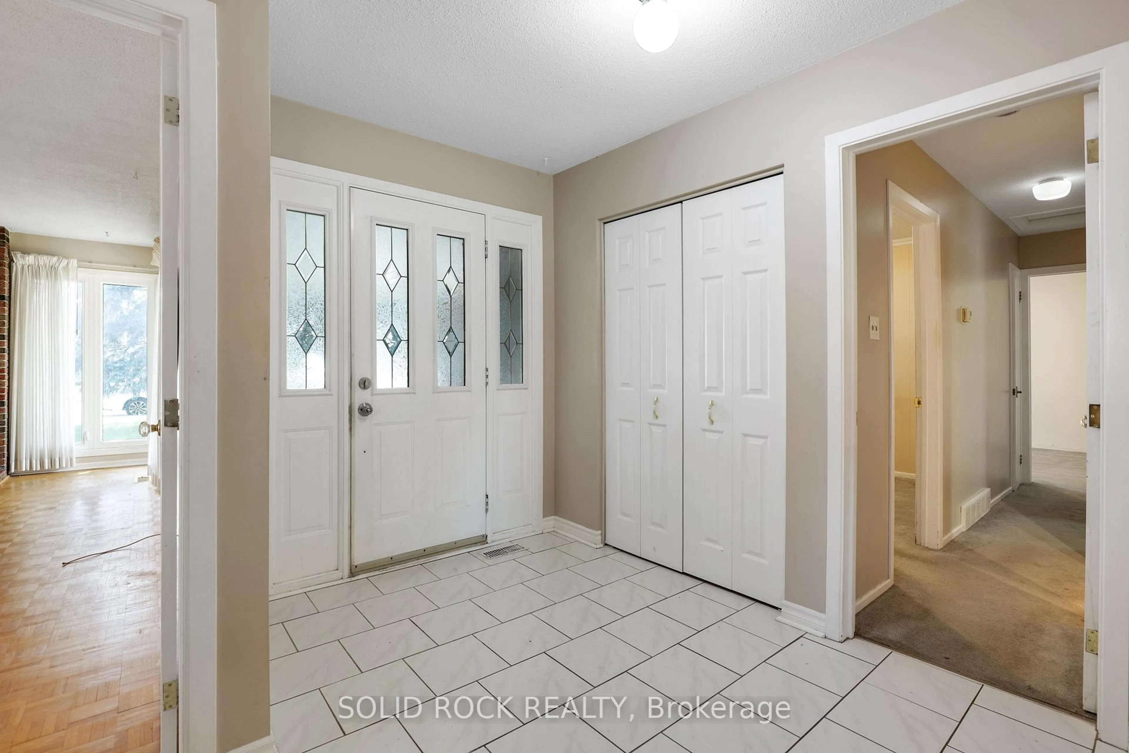 Indoor entryway for 10 Orr St, Barrhaven Ontario K2J 1E6