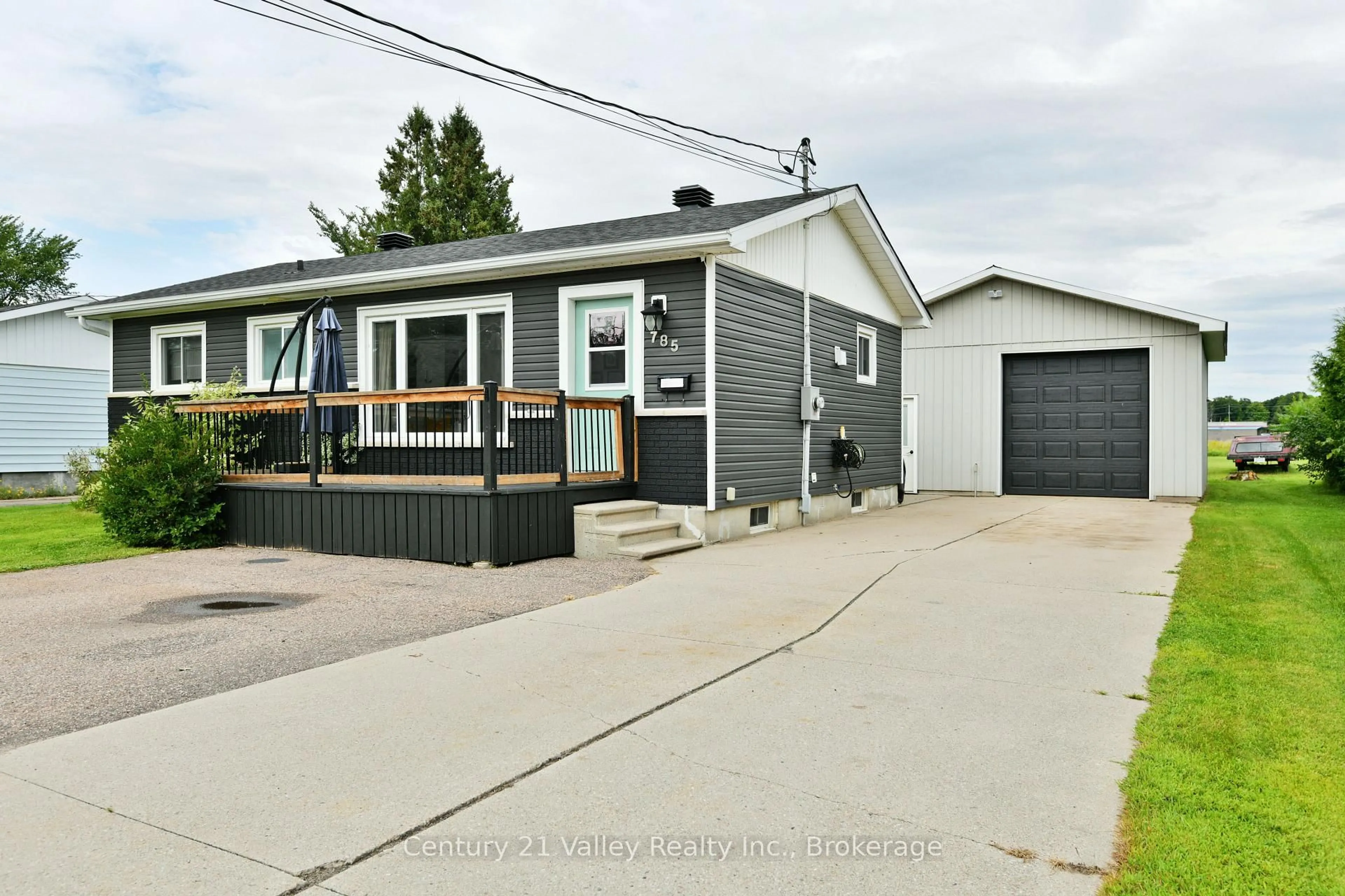 Home with vinyl exterior material, street for 785 Eighth St, Renfrew Ontario K7V 1B5
