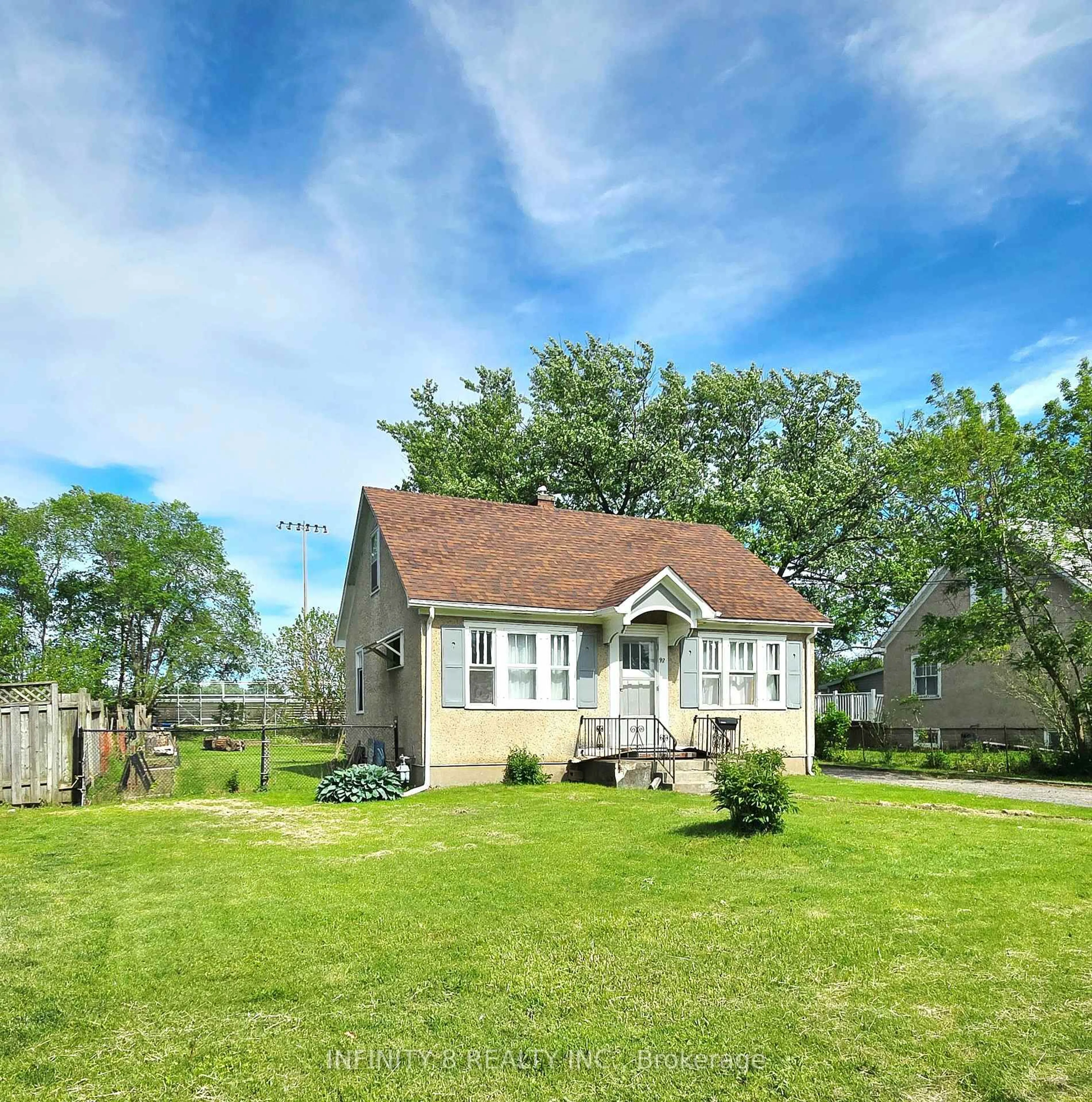 A pic from outside/outdoor area/front of a property/back of a property/a pic from drone, street for 98 Louth St, St. Catharines Ontario L2S 2T4
