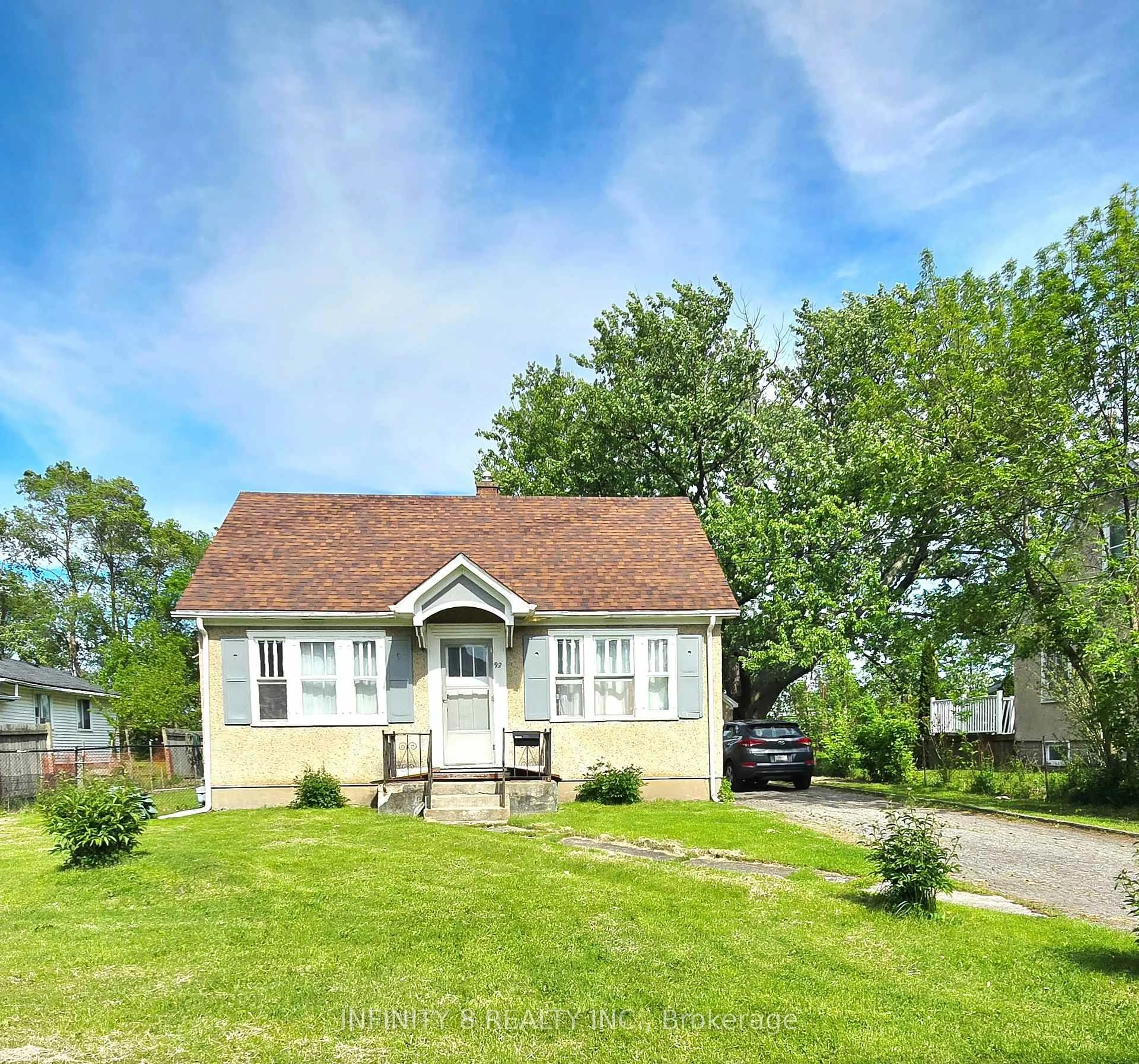 A pic from outside/outdoor area/front of a property/back of a property/a pic from drone, street for 98 Louth St, St. Catharines Ontario L2S 2T4