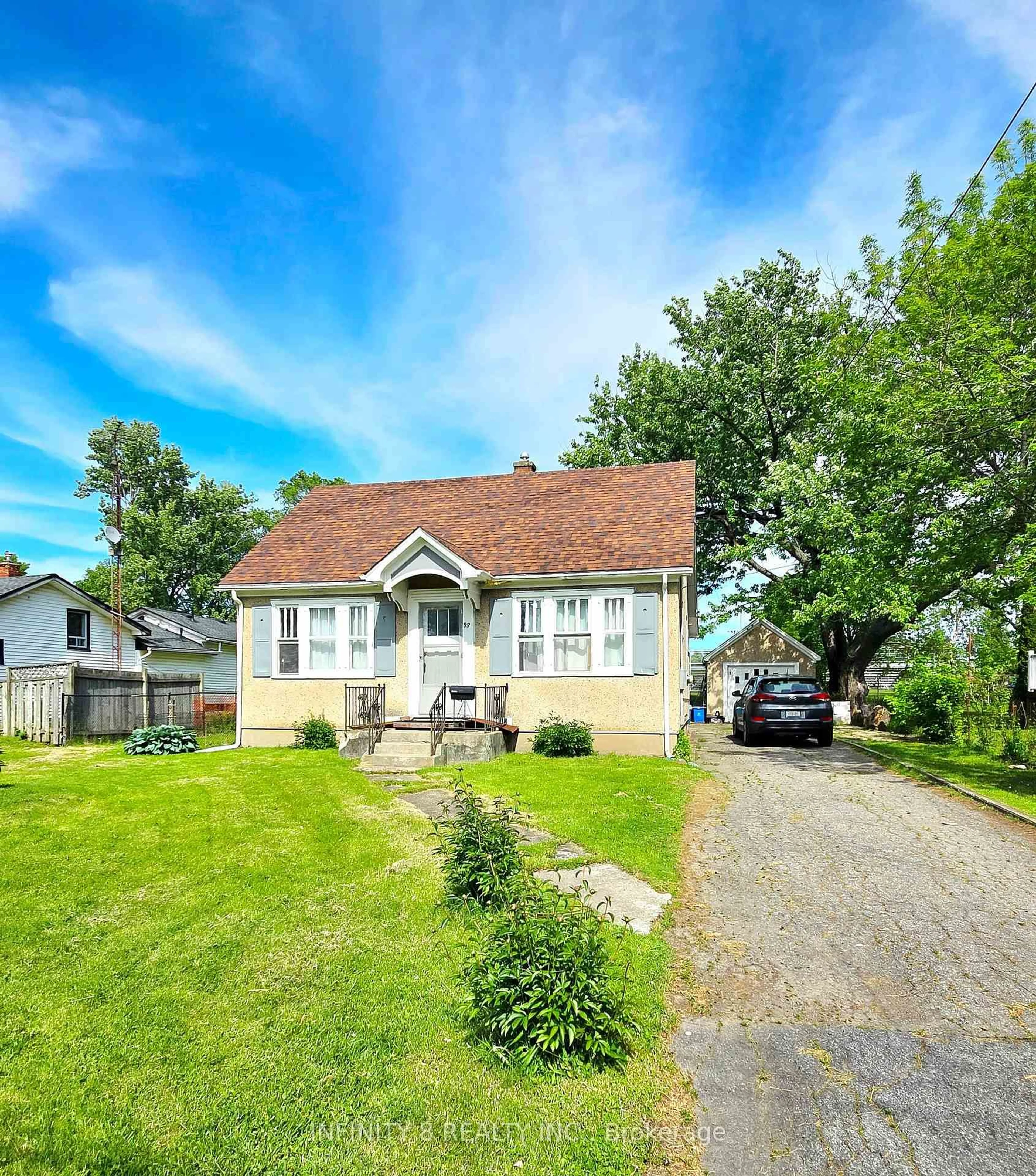 A pic from outside/outdoor area/front of a property/back of a property/a pic from drone, street for 98 Louth St, St. Catharines Ontario L2S 2T4