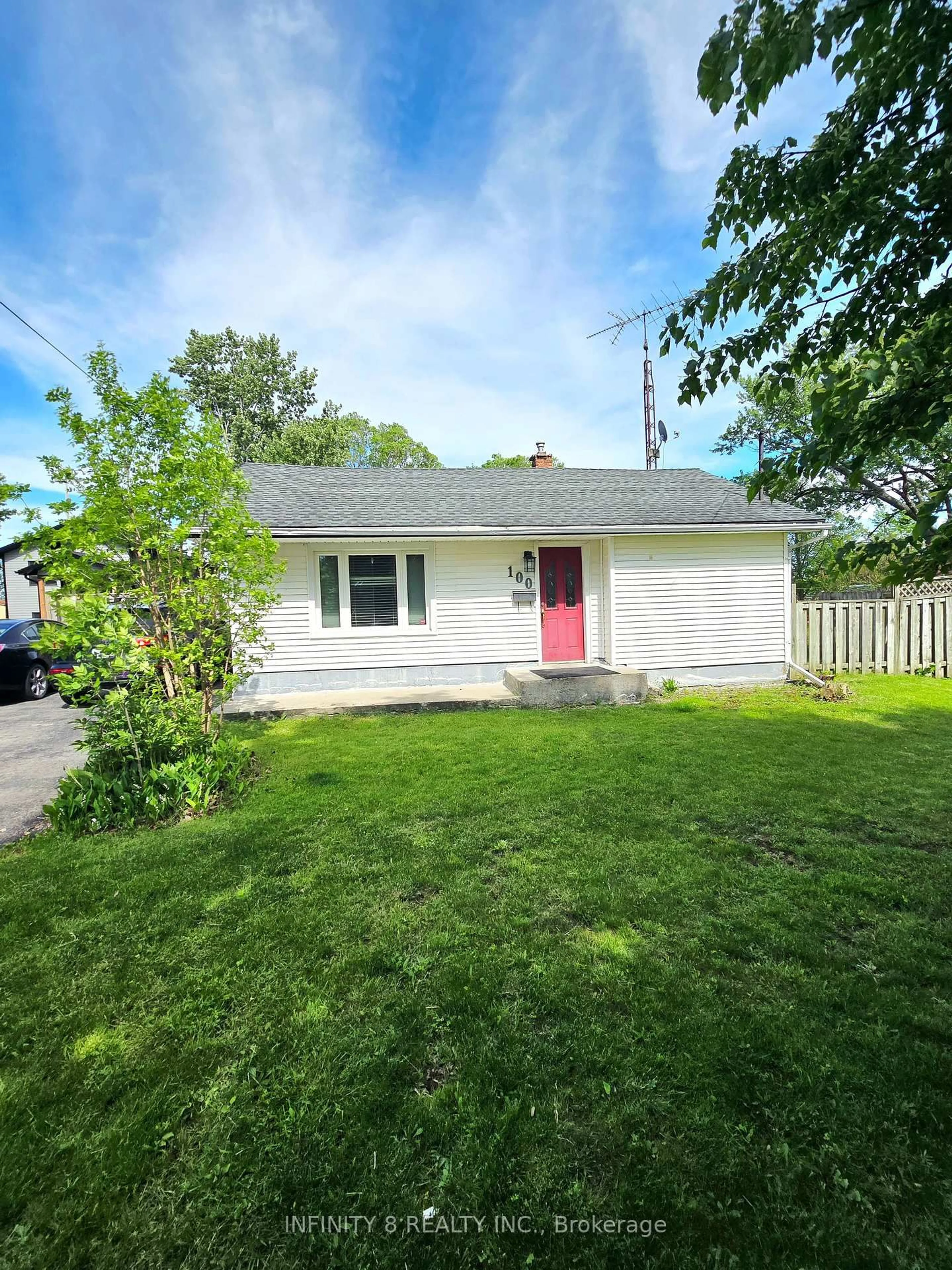 Home with vinyl exterior material, street for 100 Louth St, St. Catharines Ontario L2S 2T4