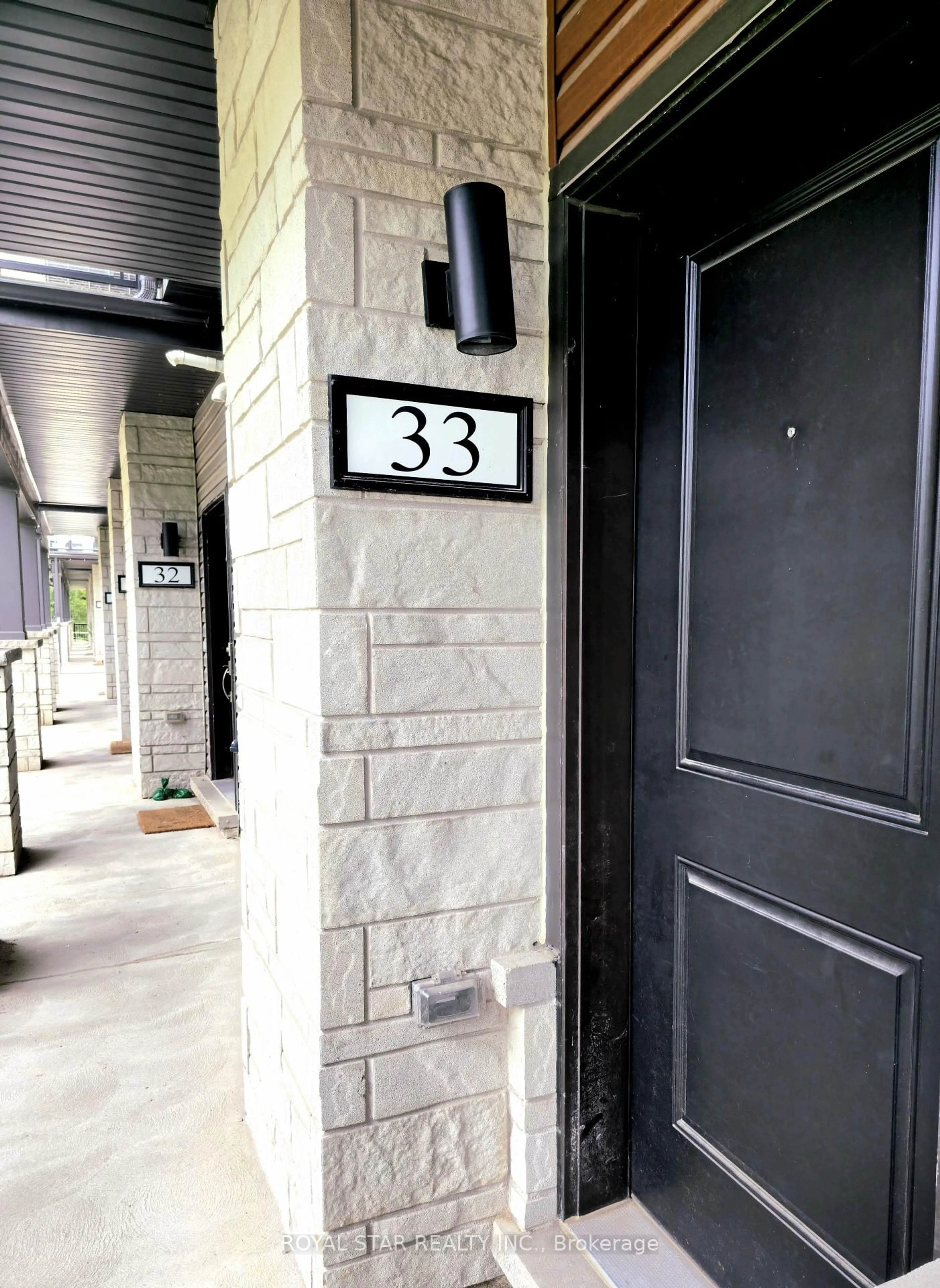Indoor foyer for 2 Willow St #33, Brant Ontario M3L 0K7