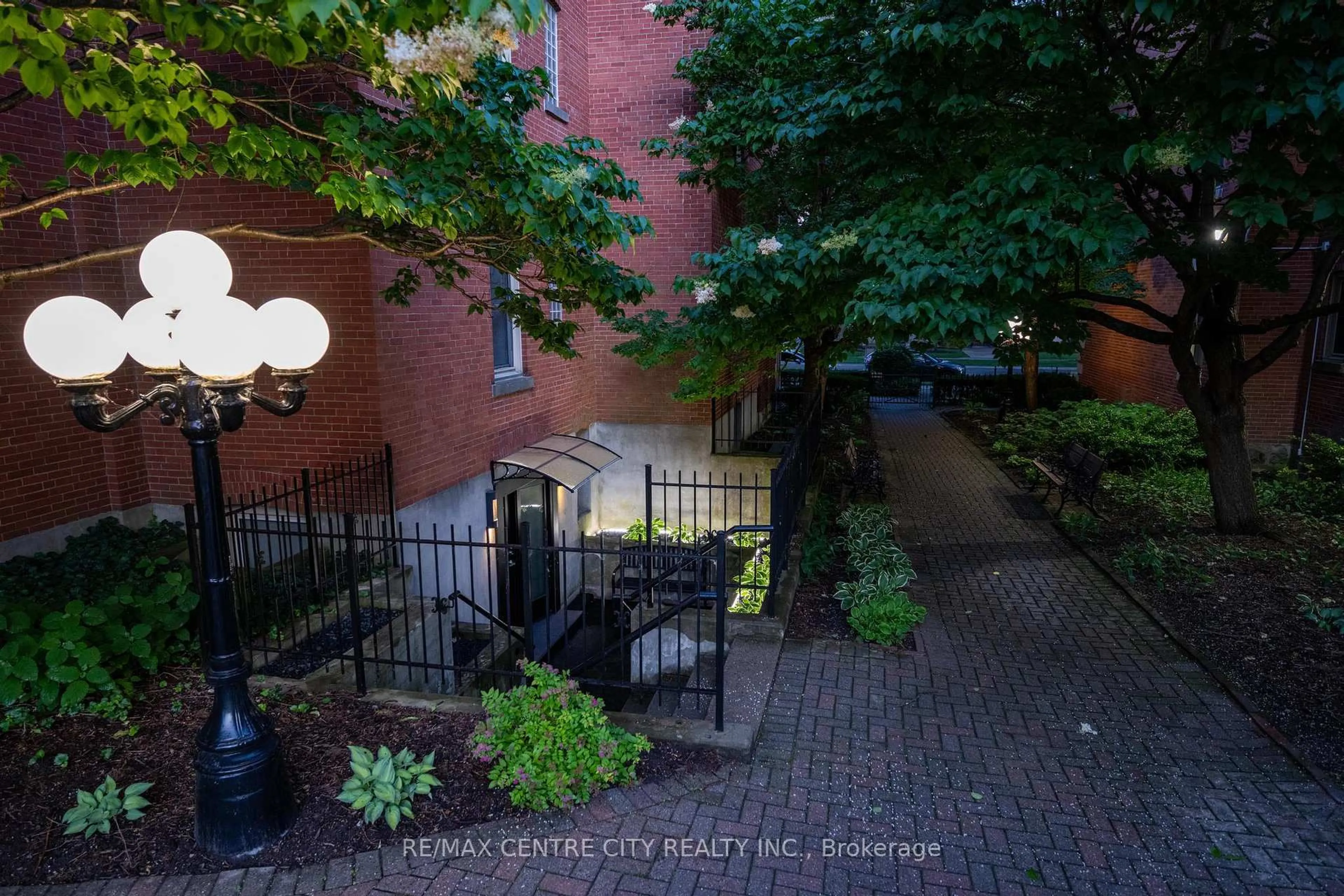 Patio, street for 280 Queens Ave #1, London East Ontario N6B 1X3