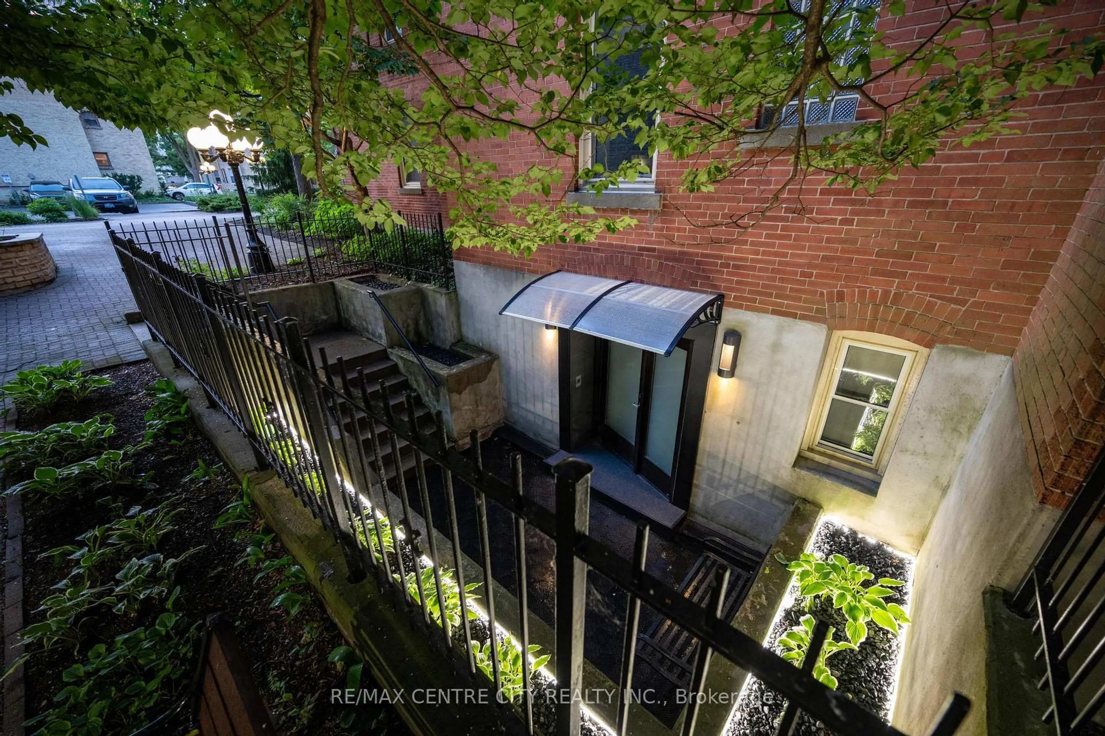 Unknown for 280 Queens Ave #1, London East Ontario N6B 1X3