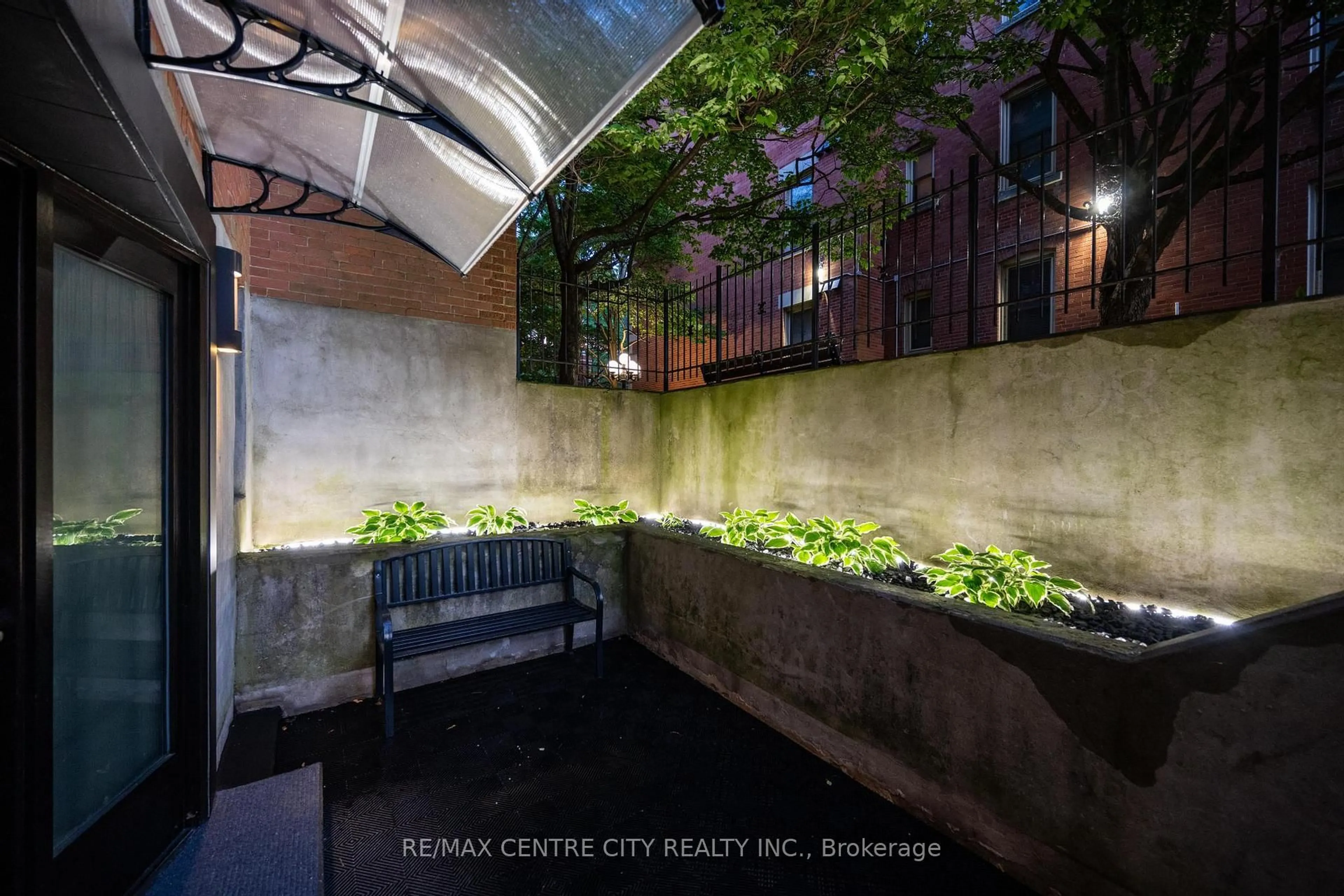 Patio, street for 280 Queens Ave #1, London East Ontario N6B 1X3