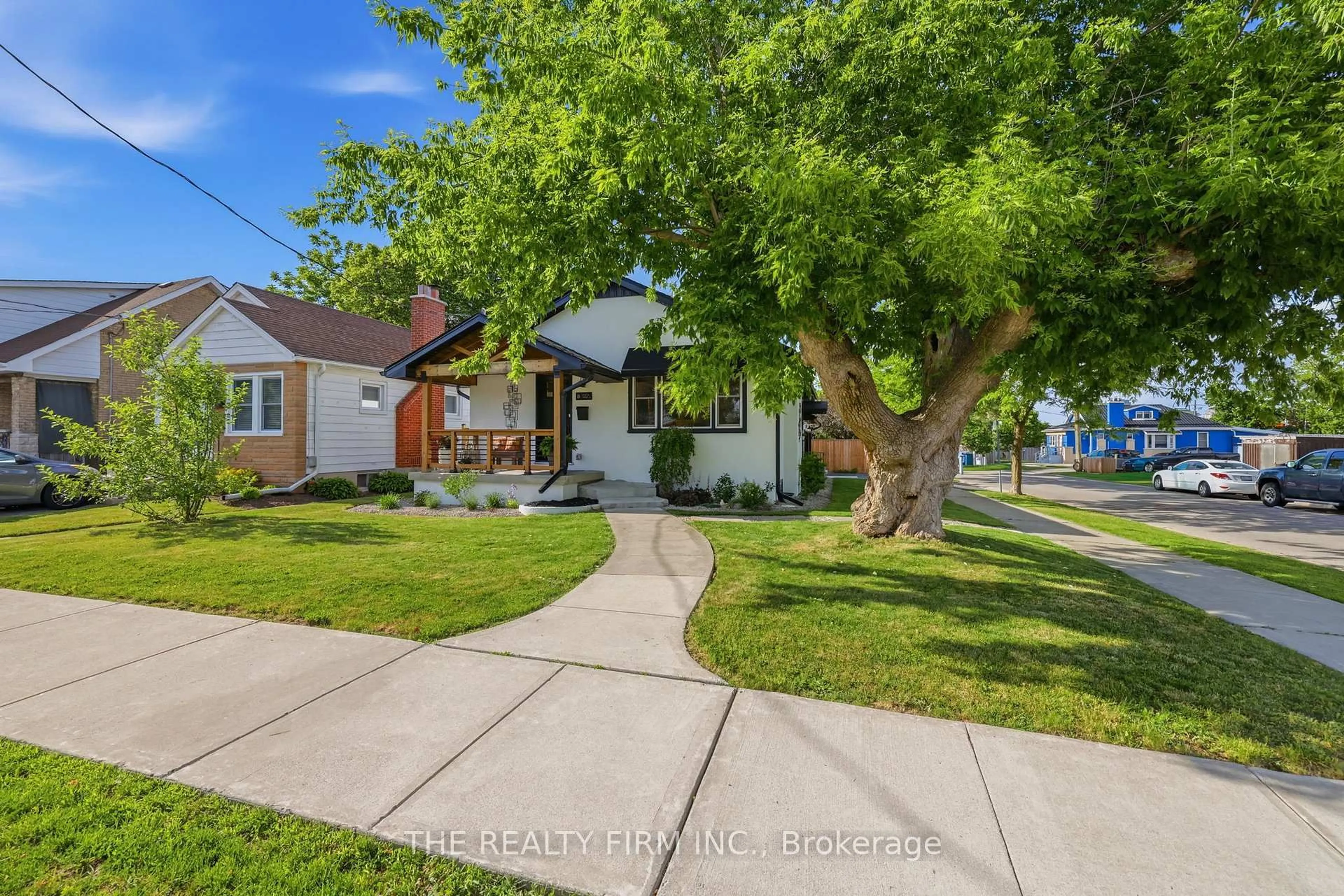 A pic from outside/outdoor area/front of a property/back of a property/a pic from drone, street for 8 Briscoe St, London South Ontario N6J 1L8