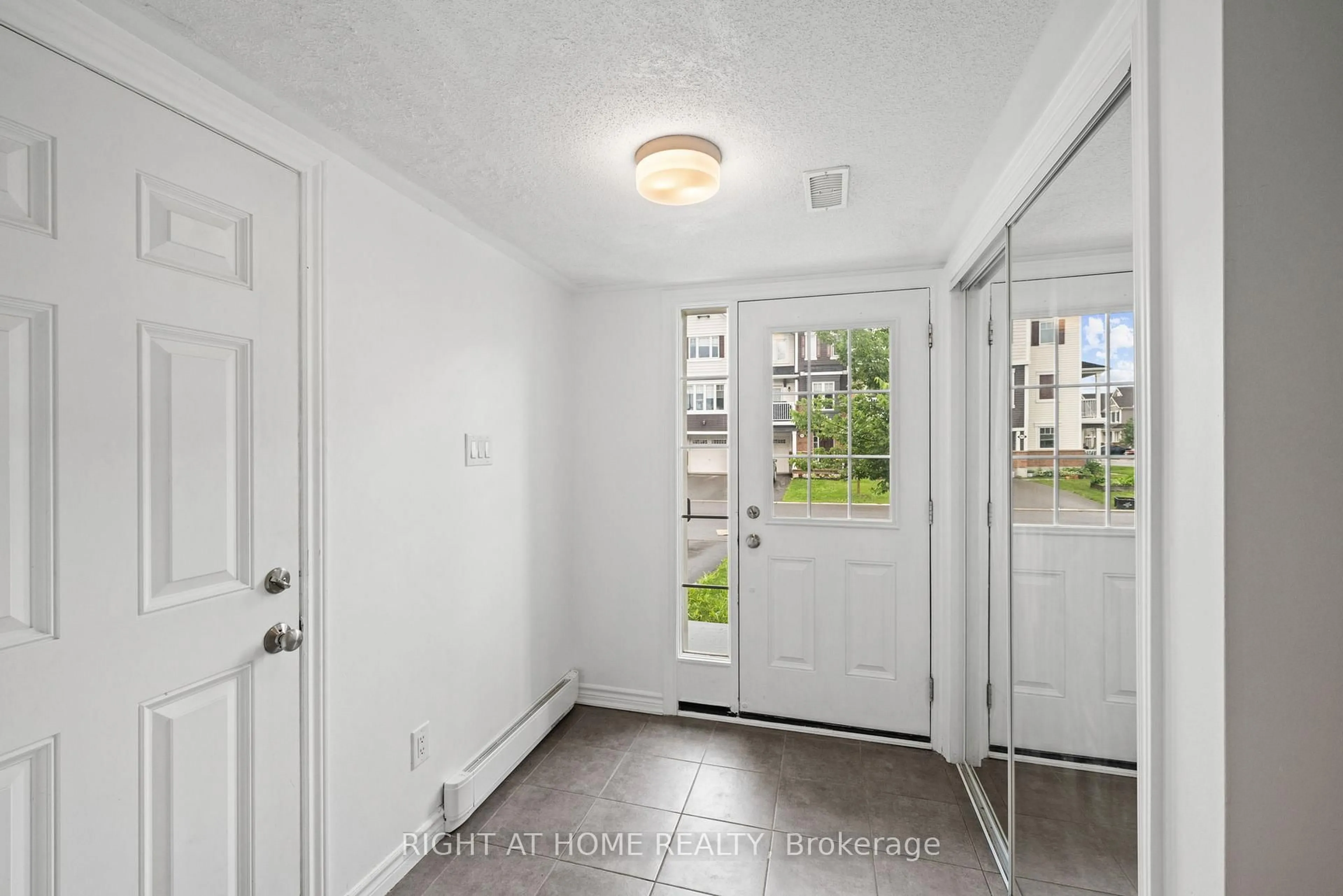 Indoor entryway for 403 GERARDIA Lane, Ottawa Ontario K4A 1C7