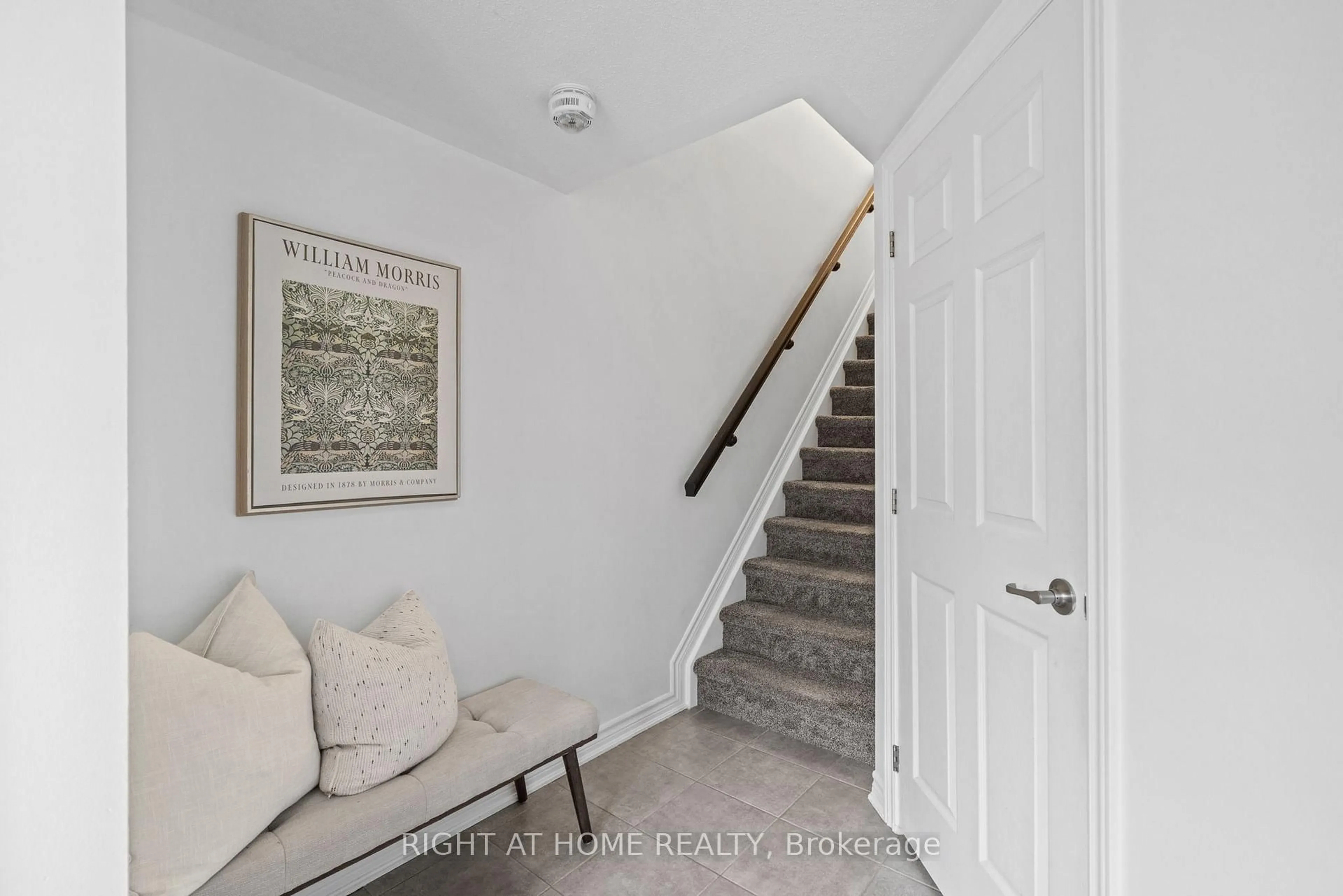 Indoor entryway for 403 GERARDIA Lane, Ottawa Ontario K4A 1C7