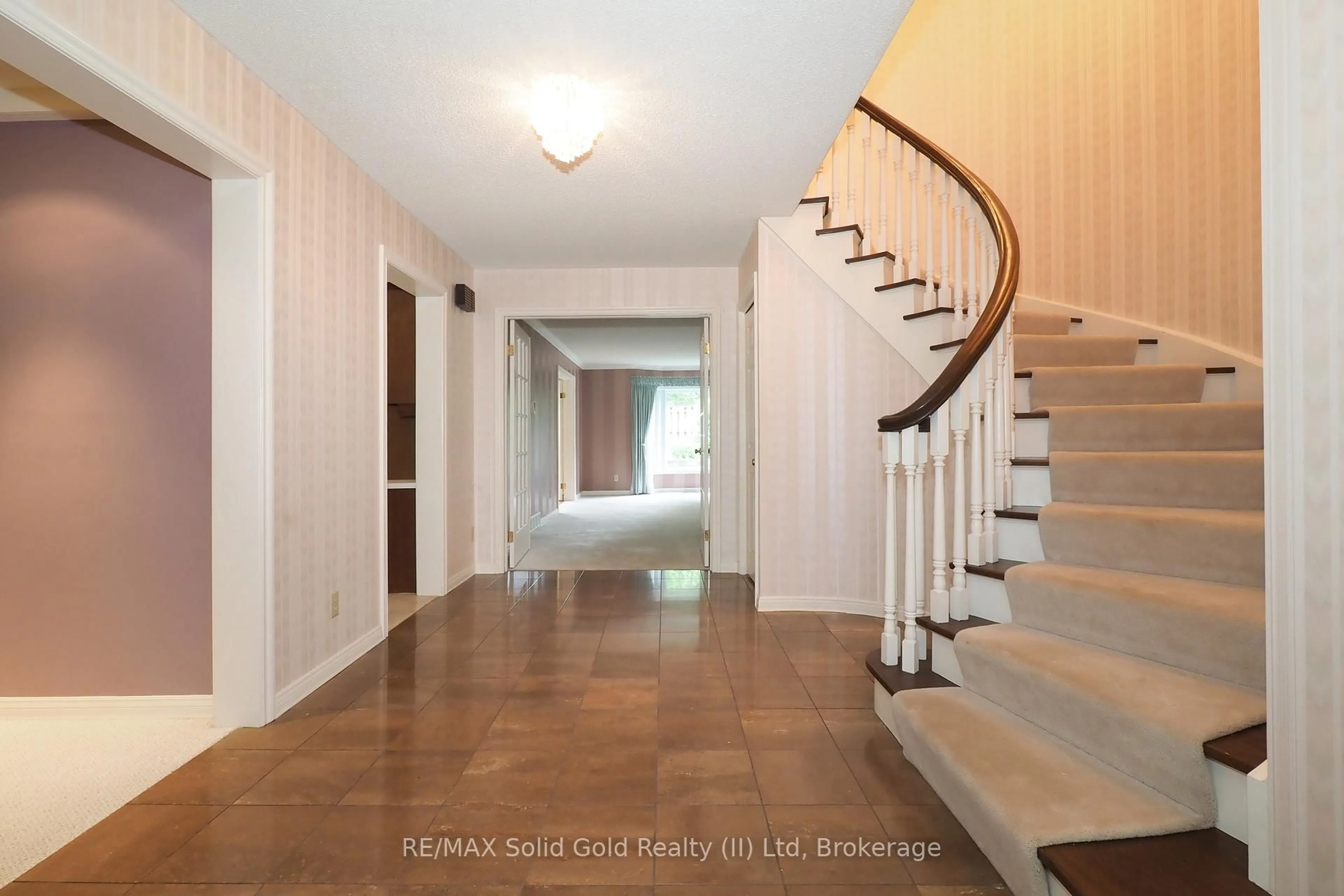 Indoor entryway for 405 Glasgow St #4, Kitchener Ontario N2M 2N1