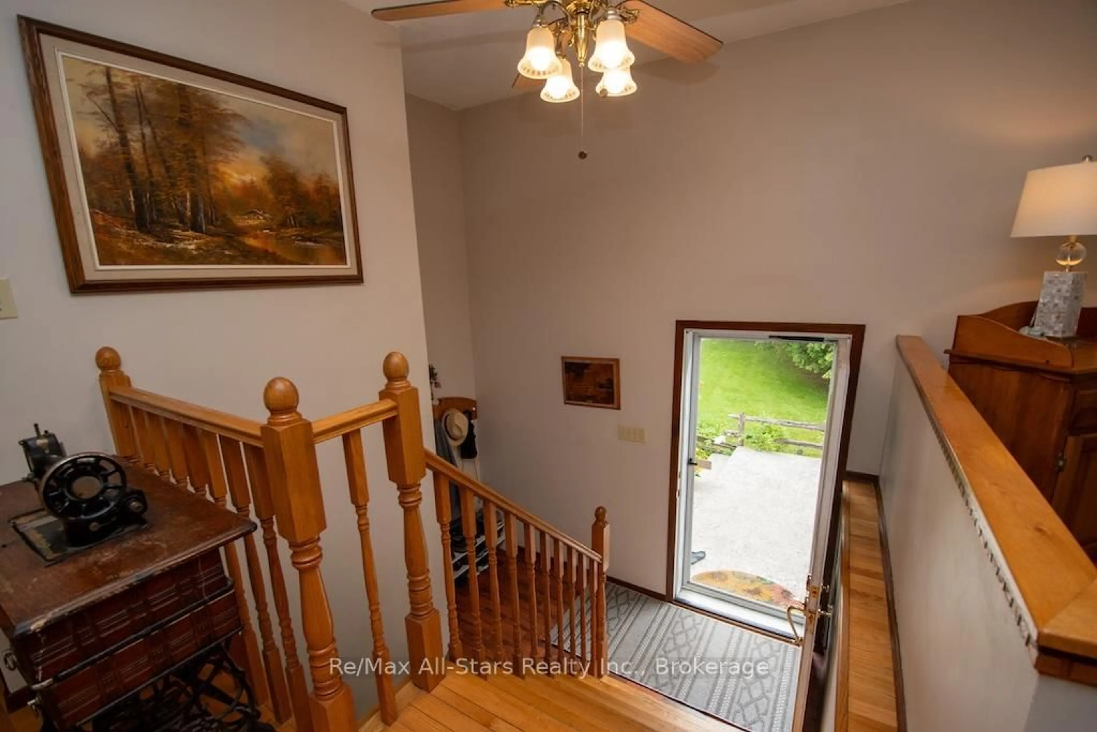 Indoor foyer for 421 Ogemah Rd, Kawartha Lakes Ontario K0M 2C0